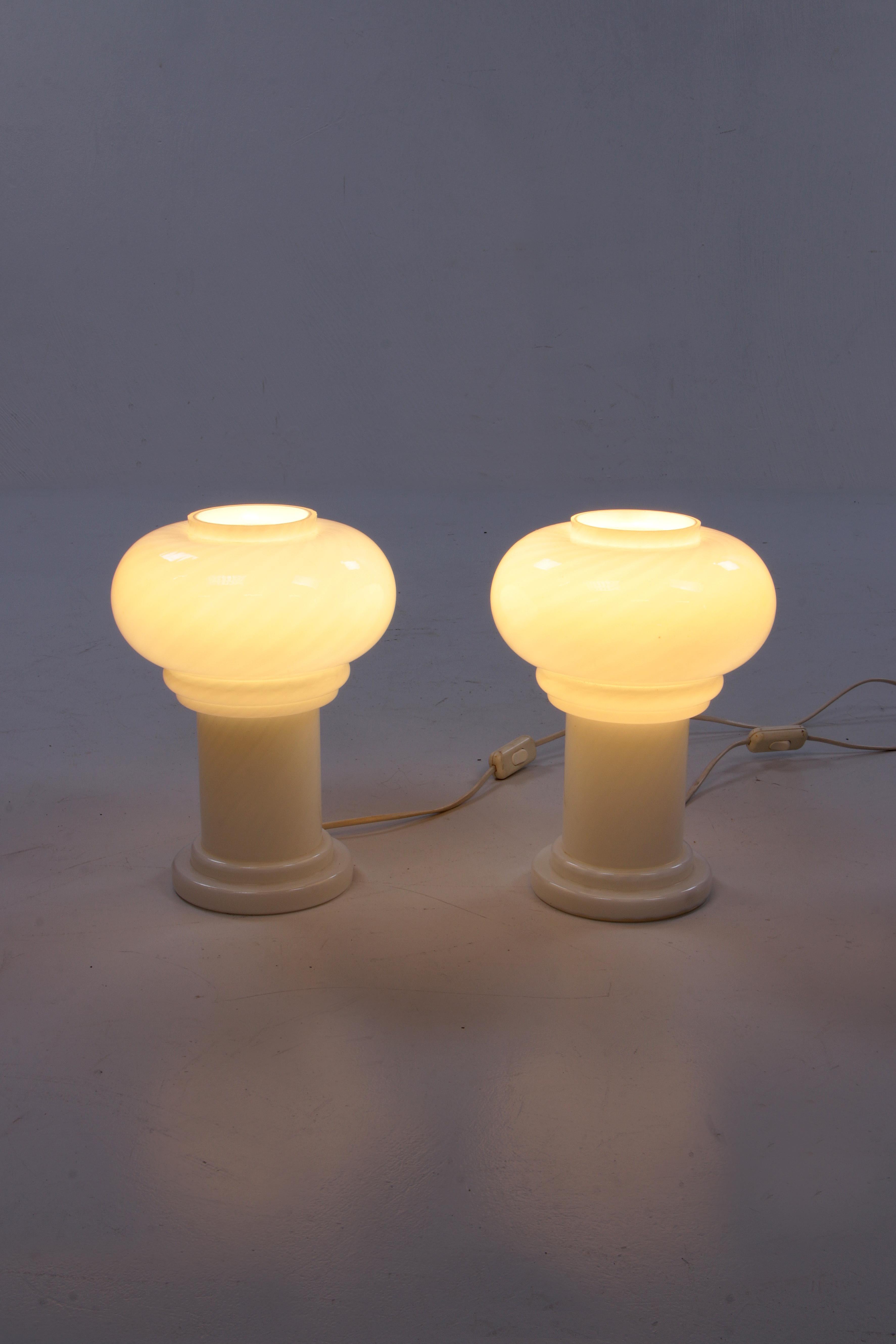 Mid-Century Modern Lampes de table vintage en verre opalin  1960 Allemagne. en vente