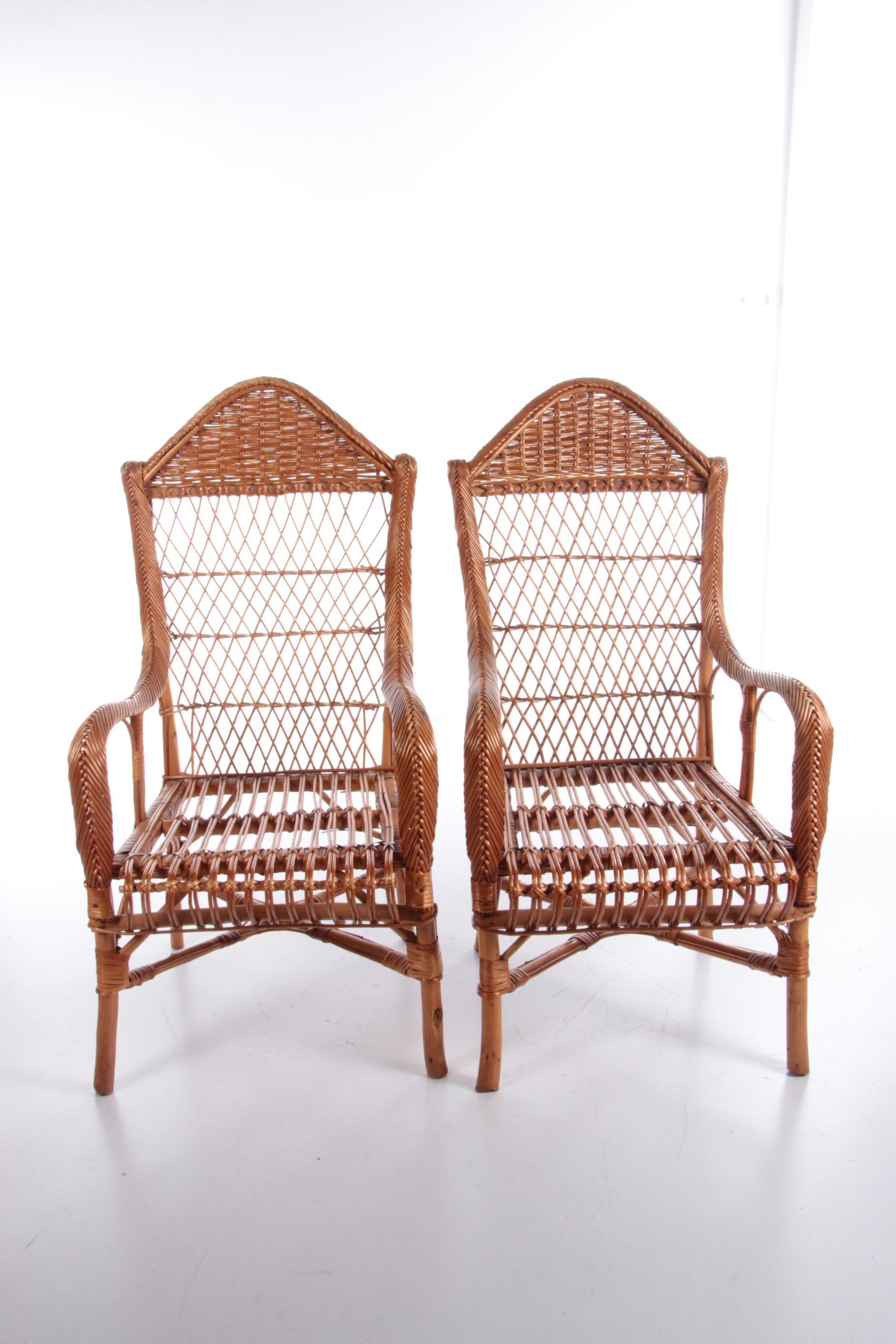 Vintage-Satz von 2 Rattan-Stühle um 1960er Jahre gemacht, die Niederlande.

Dies ist ein schönes Set von 2 Rattanstühlen, um die gemütliche Atmosphäre der Bohème zu erleben.

Alter holländischer Rattansessel mit verschiedenartig geflochtenen