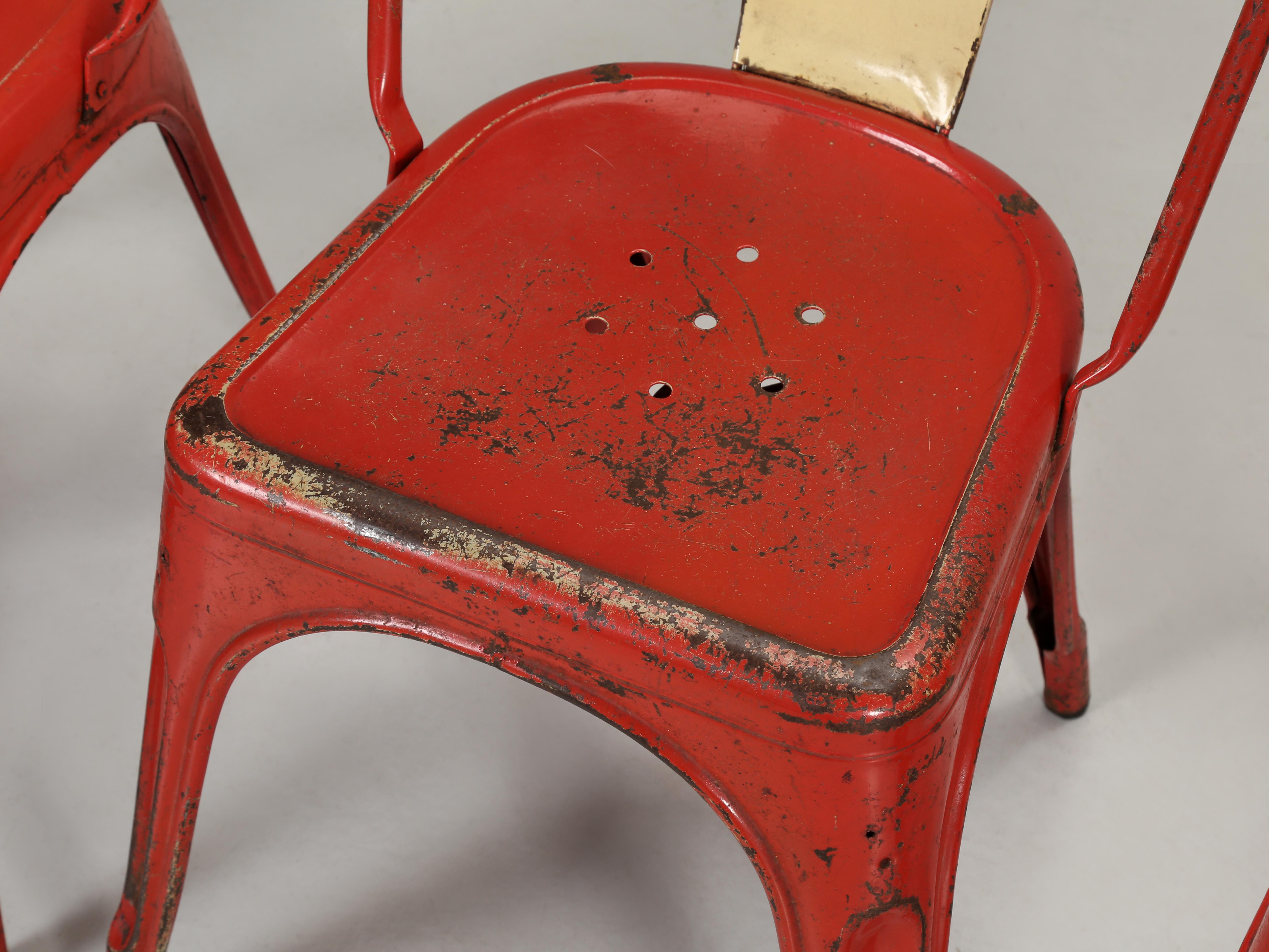 Ensemble de 24 chaises Tolix d'époque, presque assorties, datant des années 1950 État variable 1