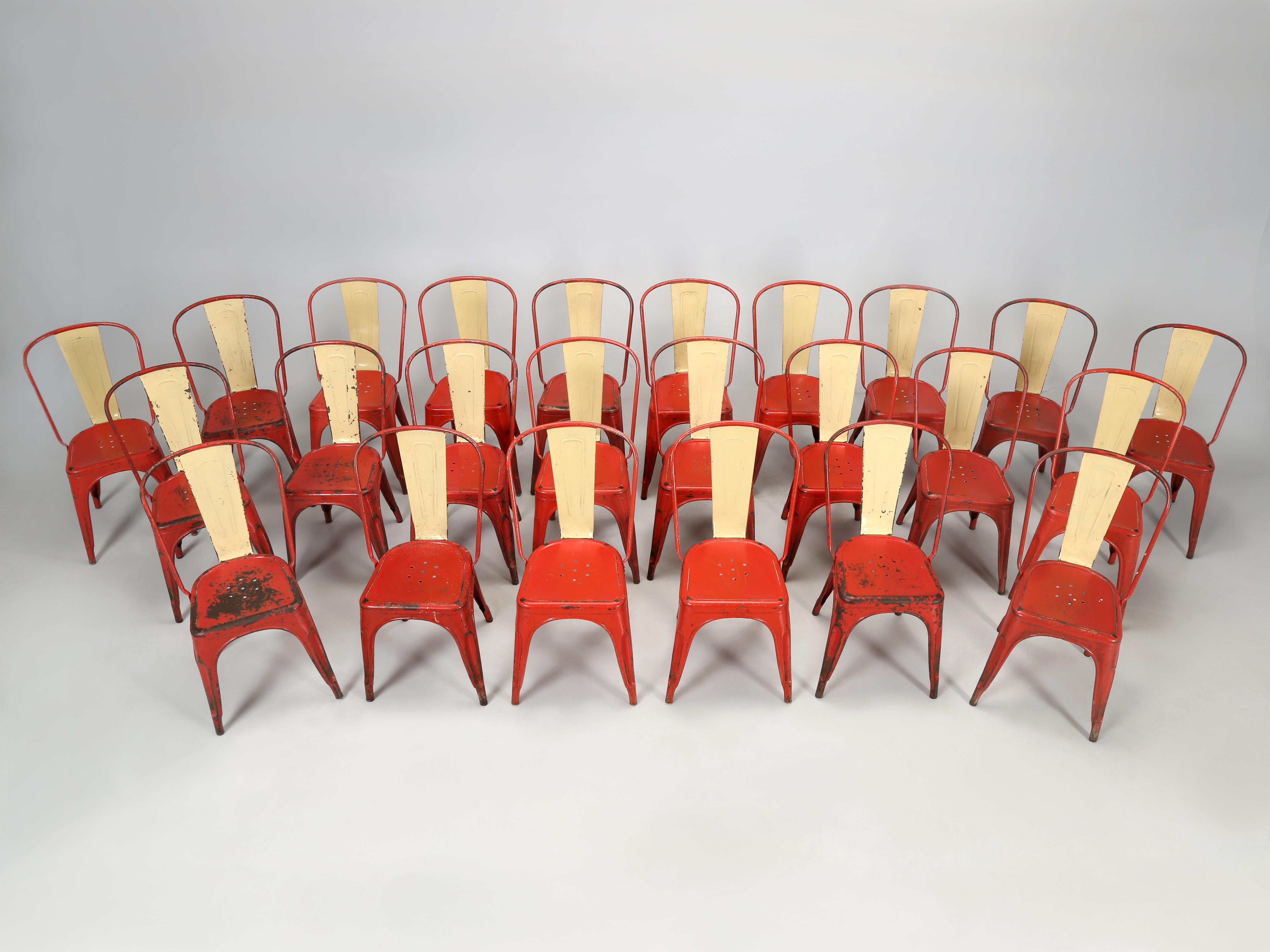 Authentische handgefertigte europäische Tolix-Stühle, komplett mit dem originalen goldenen TOLIX Label. Während einige Händler behaupten, ein paar Sets auf Lager zu haben, oder vielleicht sogar ein paar Dutzend, haben wir nicht Dutzende oder