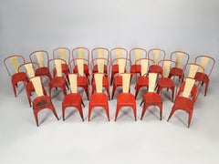 Ensemble de 24 chaises Tolix d'époque, presque assorties, datant des années 1950 État variable