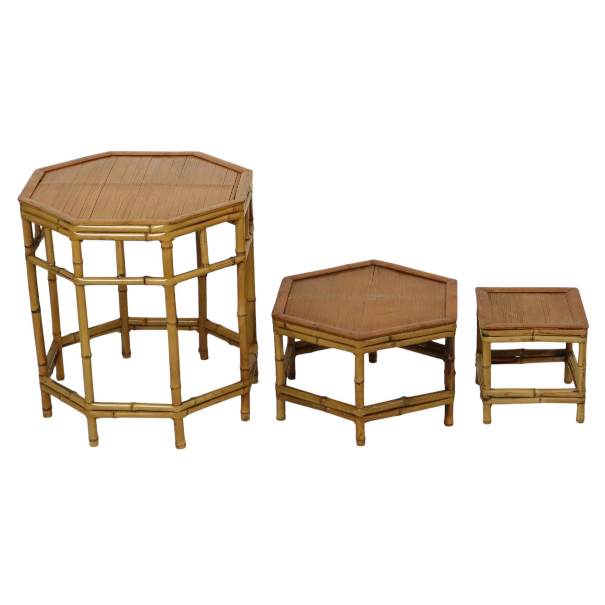 Bohème Set vintage de 3 tables d'appoint en bambou et rotin Tables à plantes Boho en vente