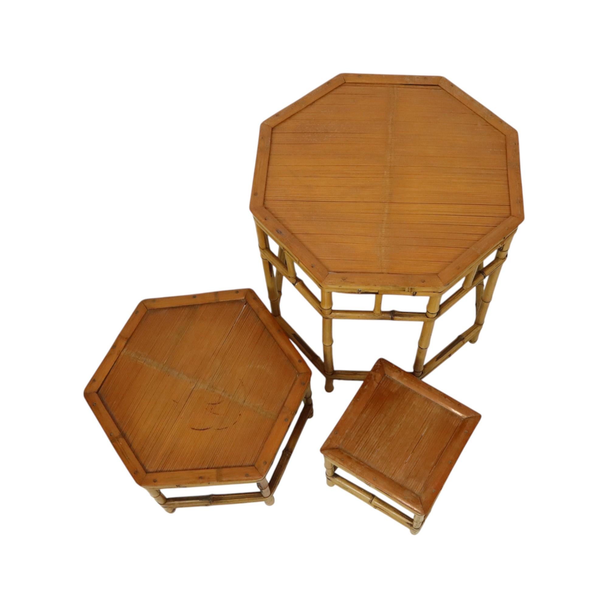 Milieu du XXe siècle Set vintage de 3 tables d'appoint en bambou et rotin Tables à plantes Boho en vente