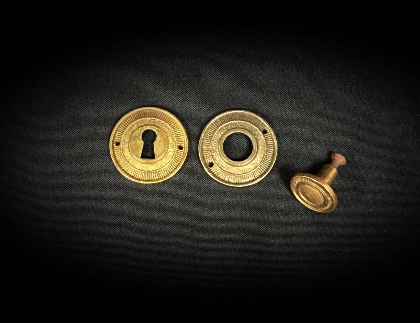 Questo set di tre affascinanti pomelli per mobili in ottone aggiunge un tocco di eleganza a qualsiasi mobile o porta. Ogni pomello è realizzato in ottone di alta qualità e presenta un design semplice e raffinato che si adatta a diversi stili di