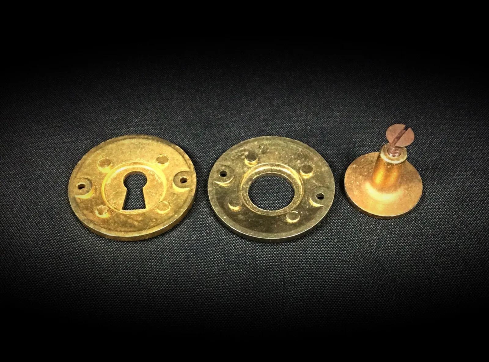 Sconosciuto Set di 3 affascinanti pomelli per mobili in ottone vintage - 2Y270 in vendita