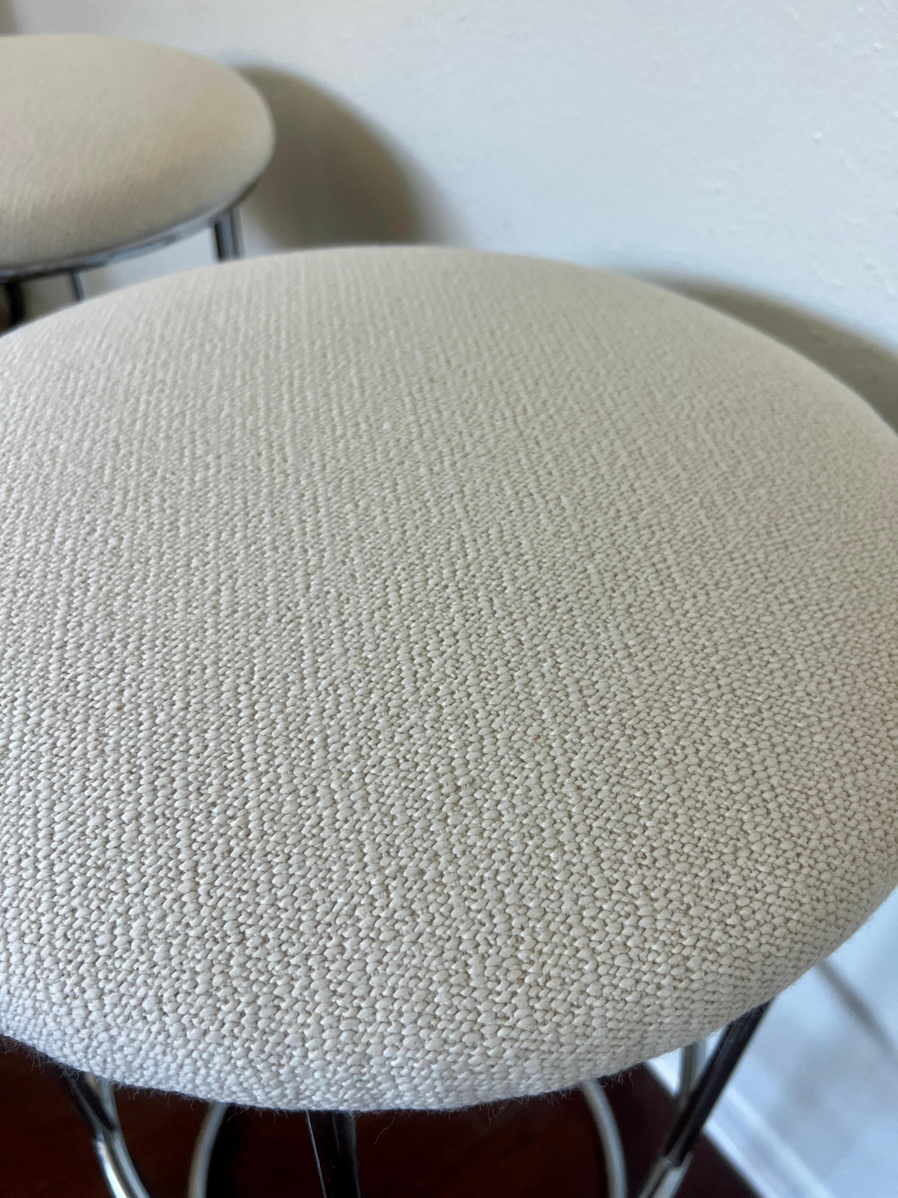 Vintage set of 3 chrome barstools newly reupholstered in an ivory boucle fabric For Sale 1