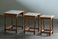 Conjunto vintage de 3 mesas apilables de roble danés, de los años 70, al estilo de Henning Kjærnulf