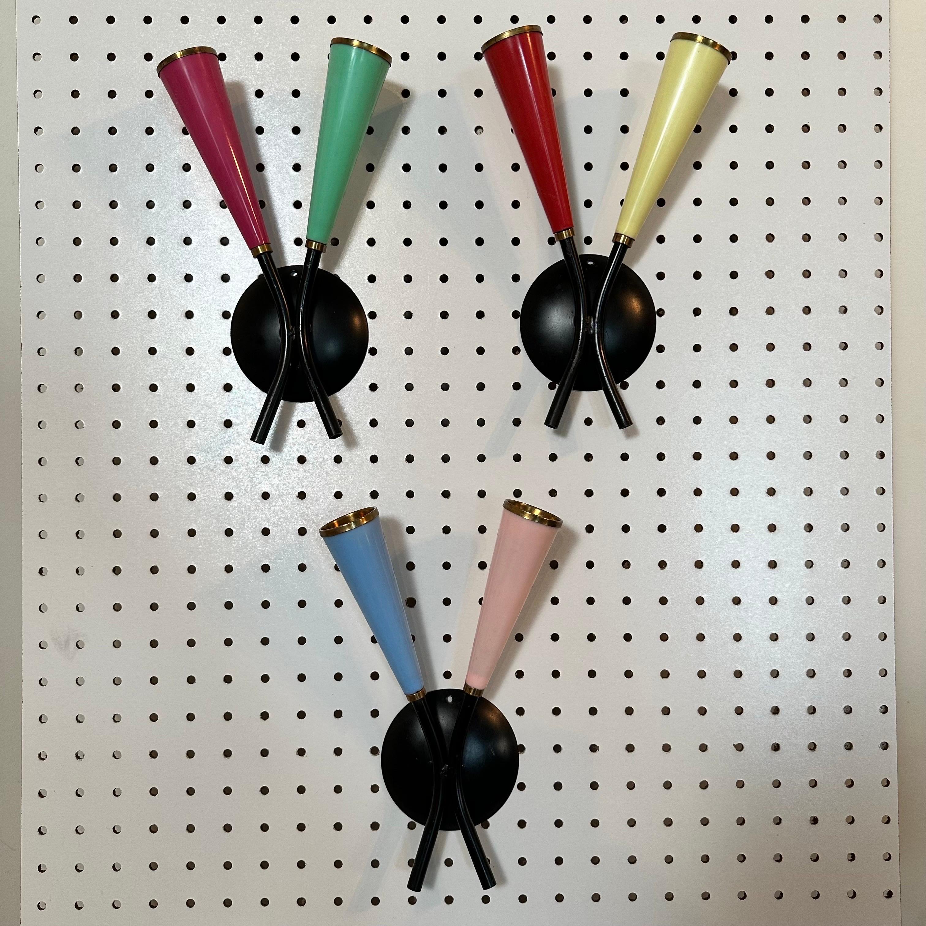 Mid-Century moderno Set di 3 lampade italiane a 2 bracci con coni multicolore, nero e ottone in vendita