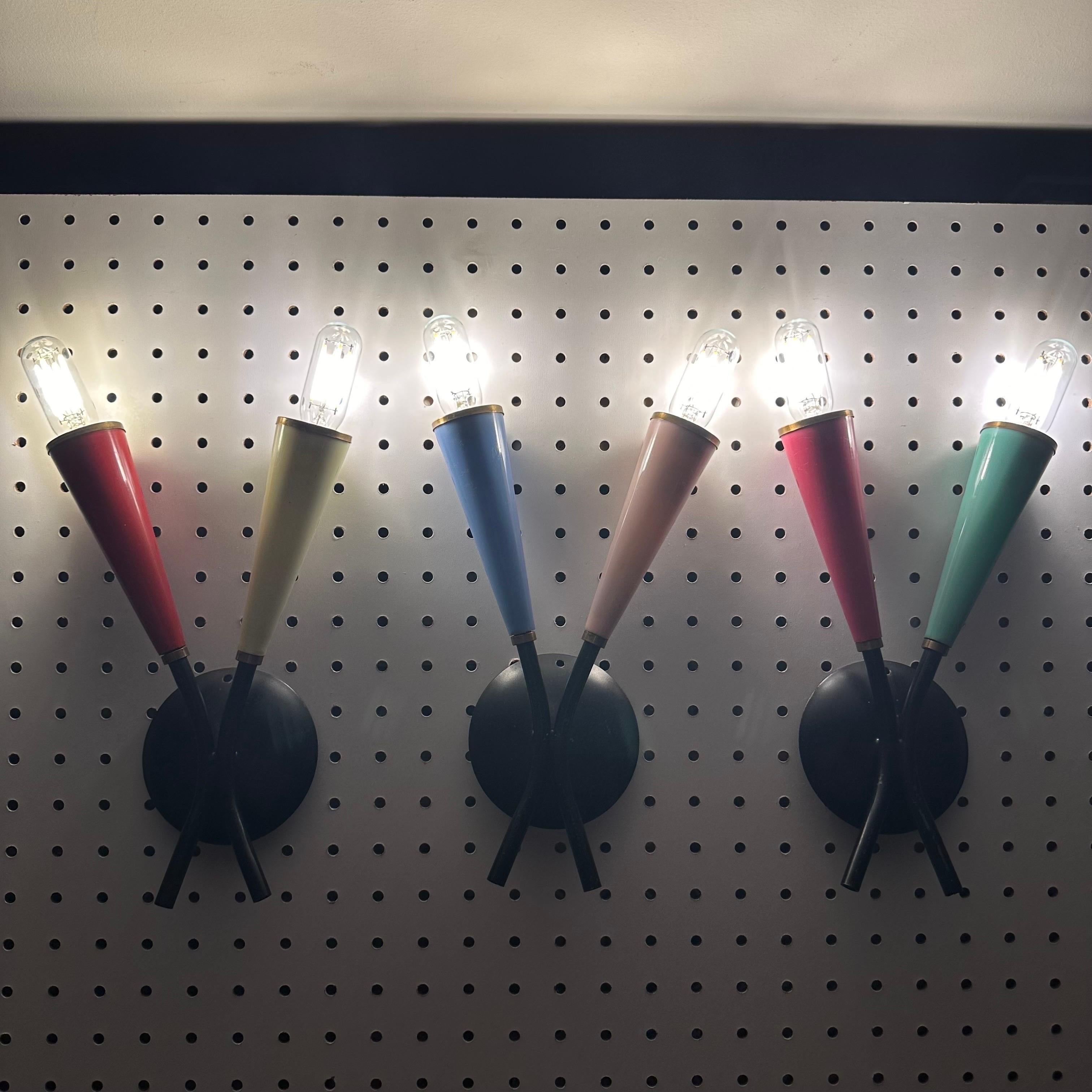 Italiano Set di 3 lampade italiane a 2 bracci con coni multicolore, nero e ottone in vendita