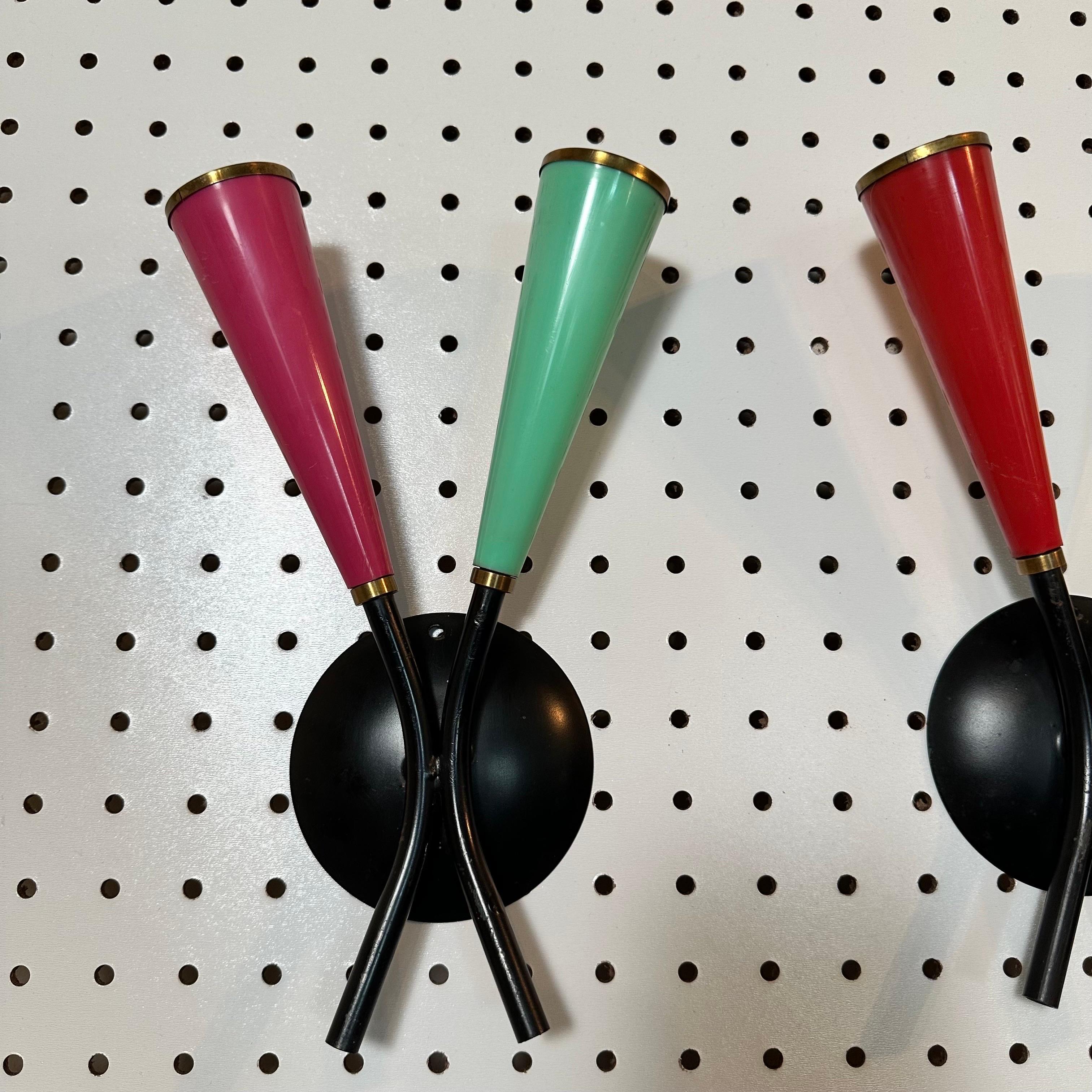 Set di 3 lampade italiane a 2 bracci con coni multicolore, nero e ottone In condizioni discrete in vendita a Amityville, NY