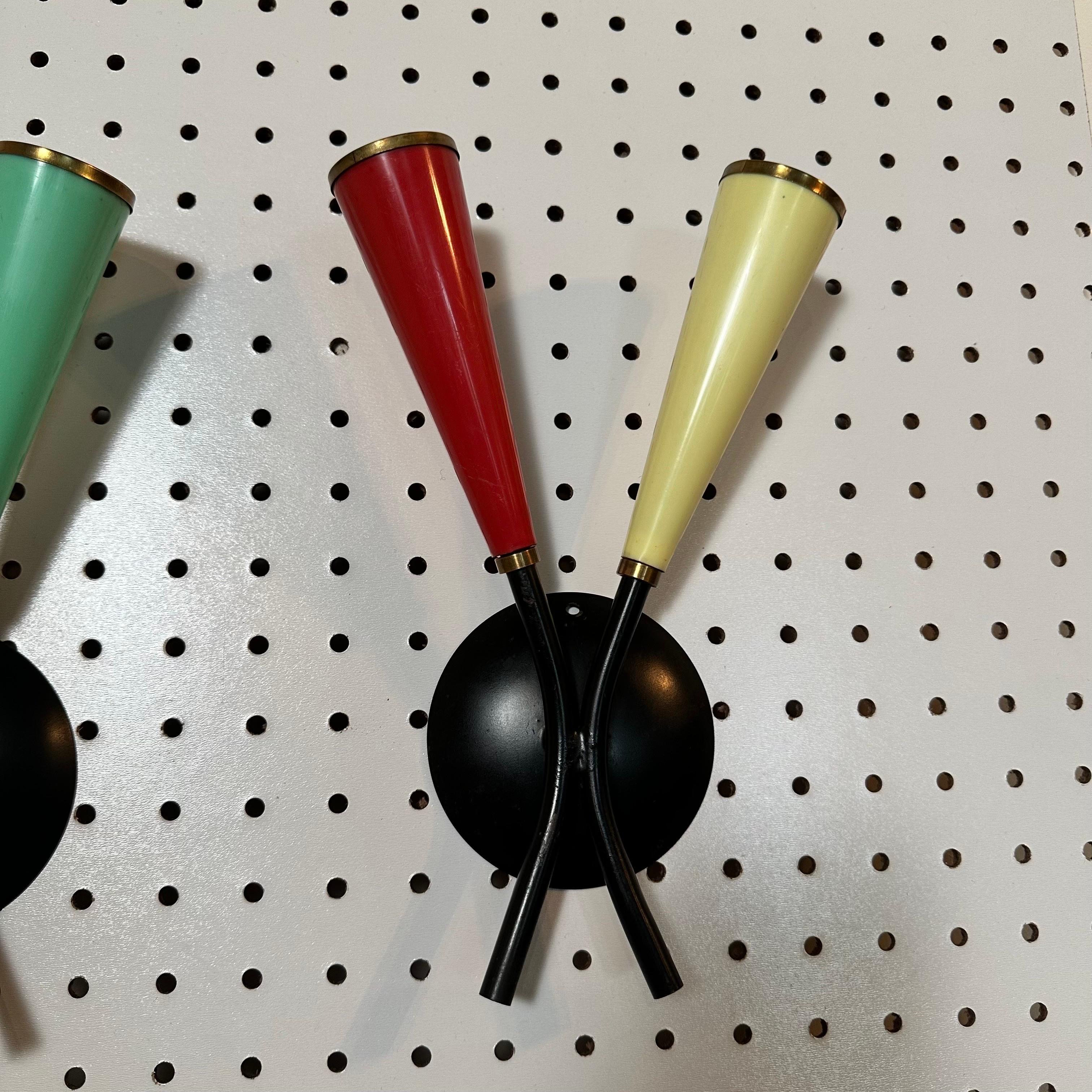 Metà XX secolo Set di 3 lampade italiane a 2 bracci con coni multicolore, nero e ottone in vendita