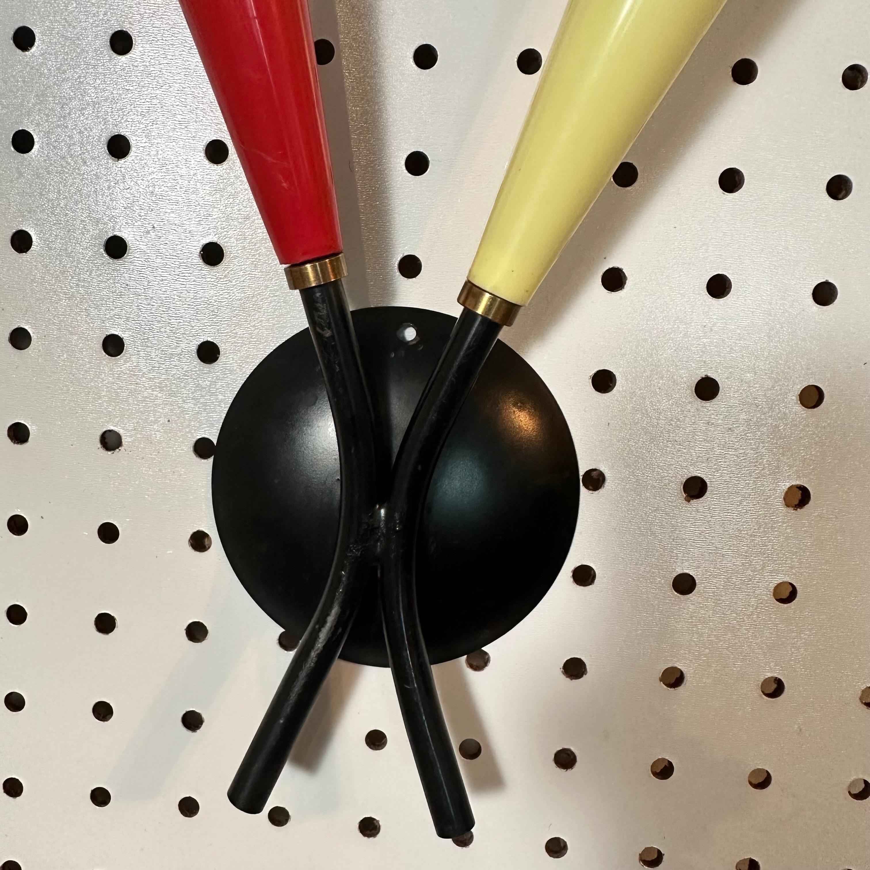 Set di 3 lampade italiane a 2 bracci con coni multicolore, nero e ottone in vendita 1