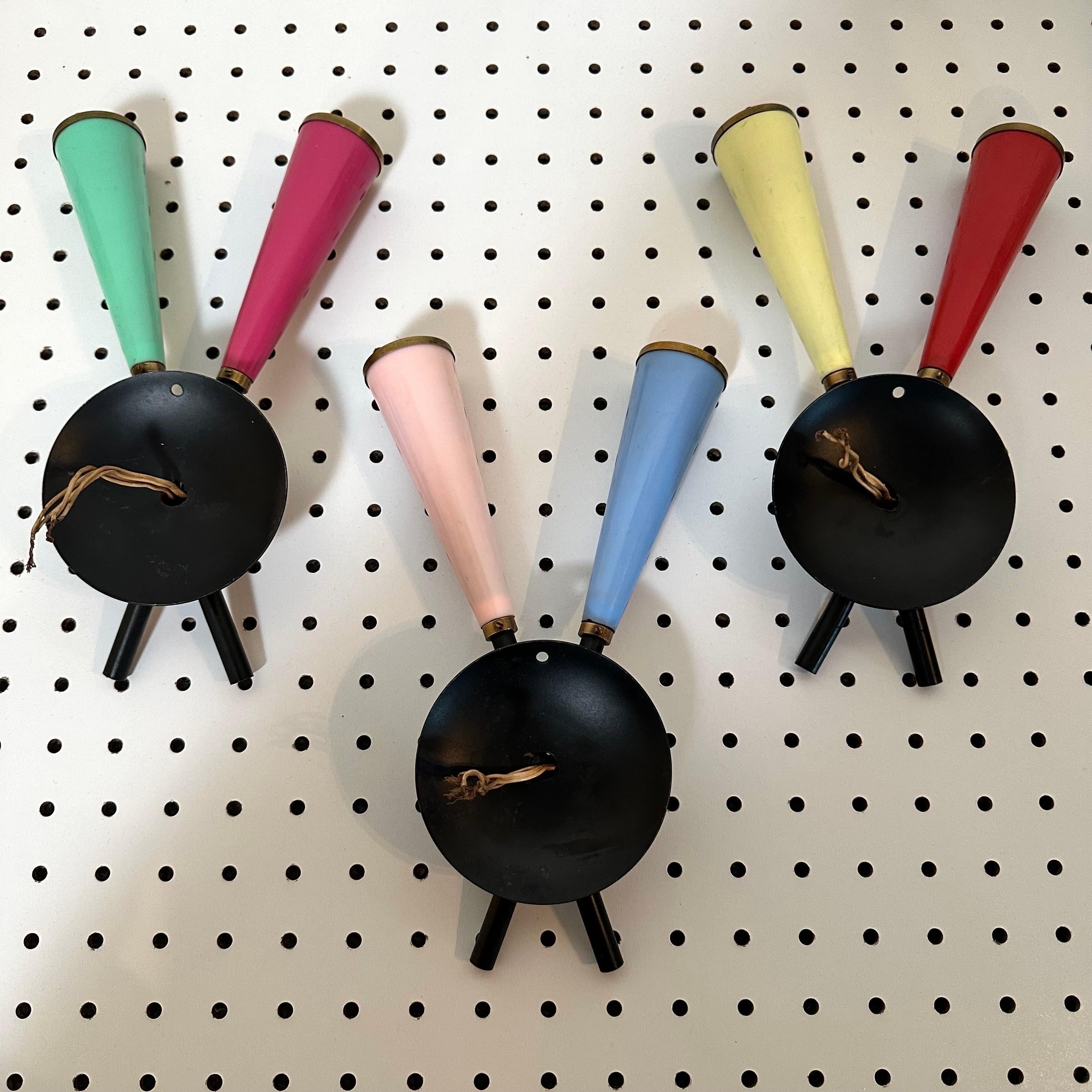 Set di 3 lampade italiane a 2 bracci con coni multicolore, nero e ottone in vendita 2