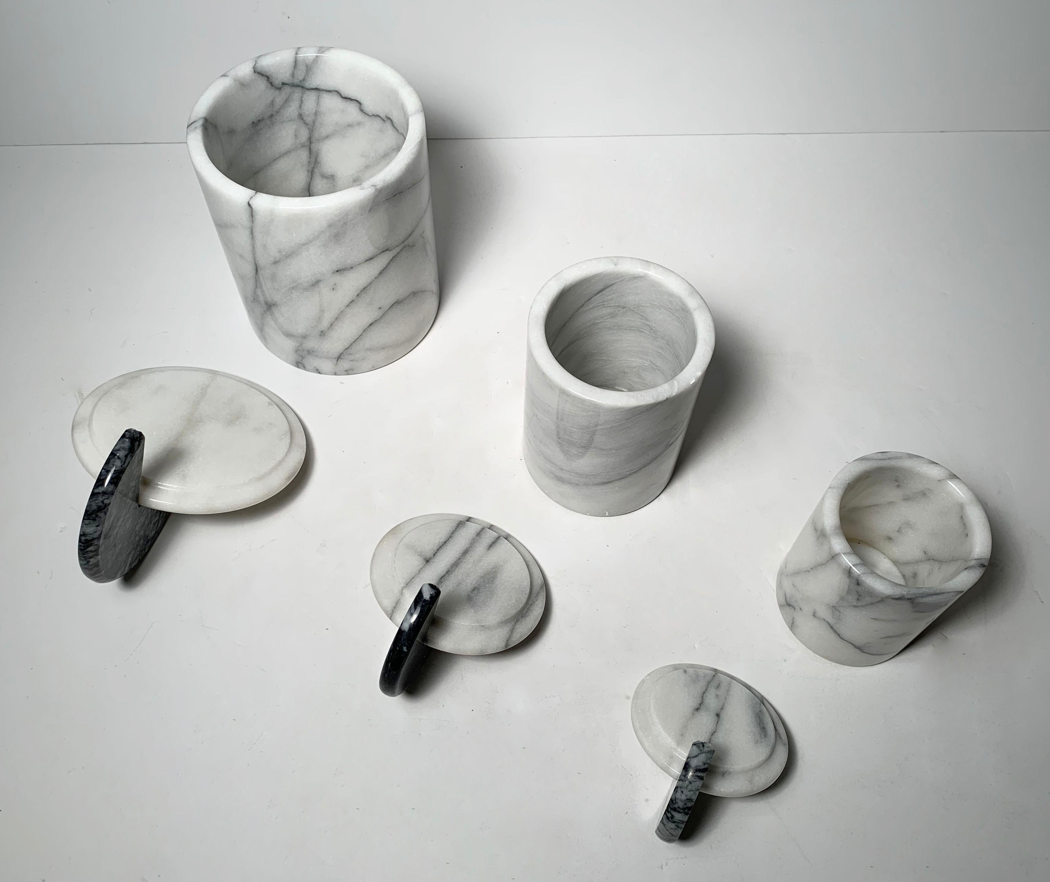 Vintage Set of 3 Italian Post Modern Memphis Style Marble Canisters Attribut à Raymor

Manière d'Angelo Mangiarotti, Sergio Asti, Ettore Sottsass

Dims 

Petit
Diamètre sans poignée : 3.375