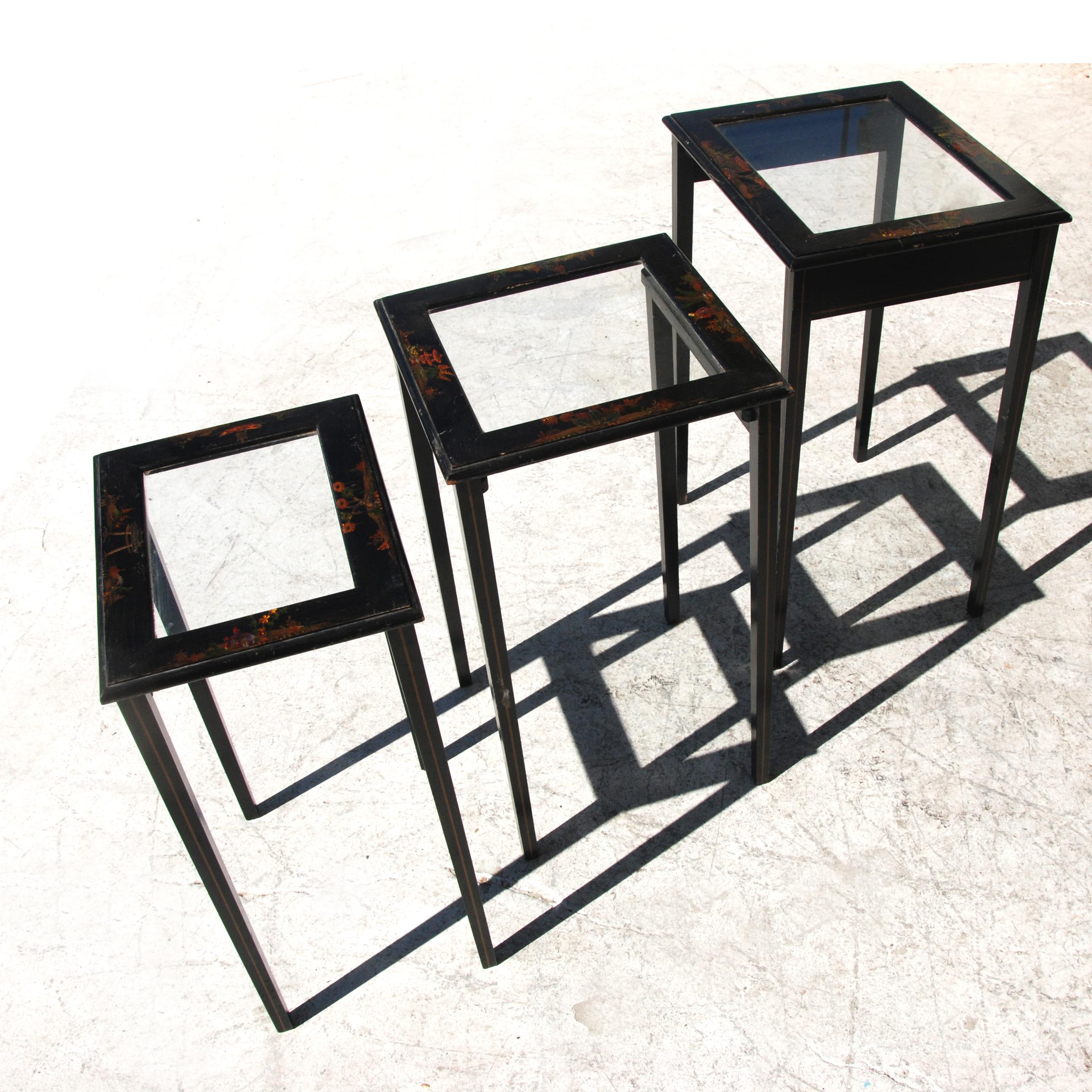 Vintage Set of 3 Japanned Nesting Tables In Good Condition For Sale In Pasadena, TX