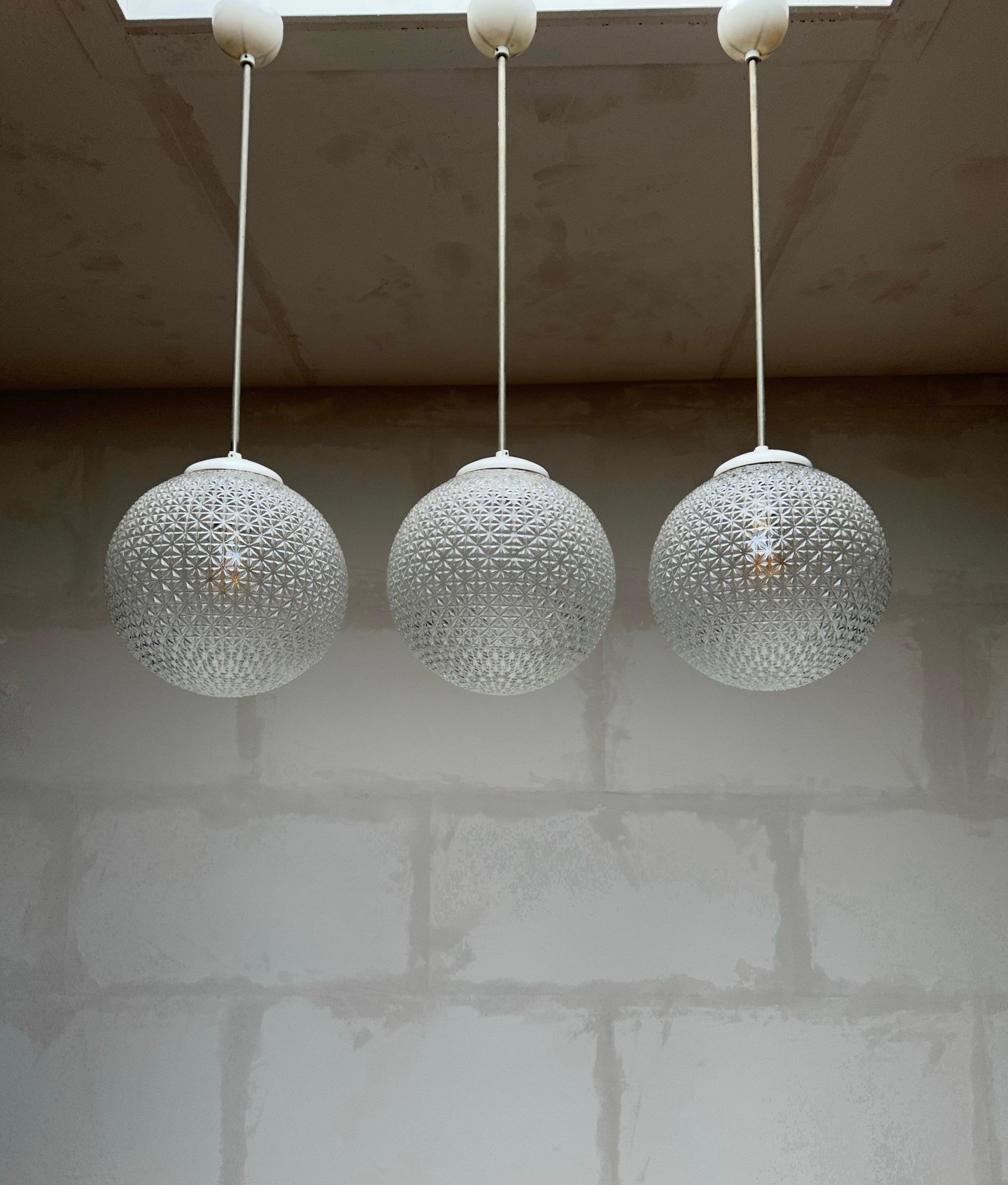 Européen Ensemble vintage de 3 lampes à suspension en verre pressé de style mi-siècle moderne, 11 disponibles en vente