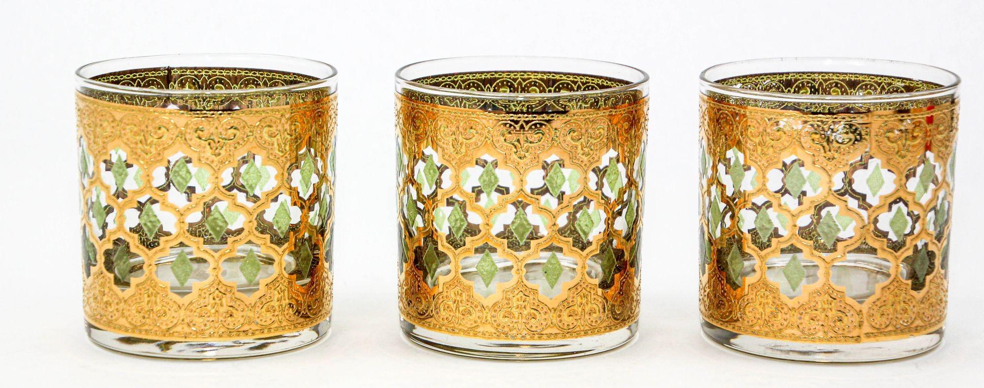 Vintage Set of 3 Old Fashioned Valencia by Culver ltd with 22-Karat Gold.
Elegant vintage mid century Culver barware double old fashion, whisky glasses with Valencia pattern in a gold leaf finish.
Set includes 3 Culver lowball glasses in Valencia