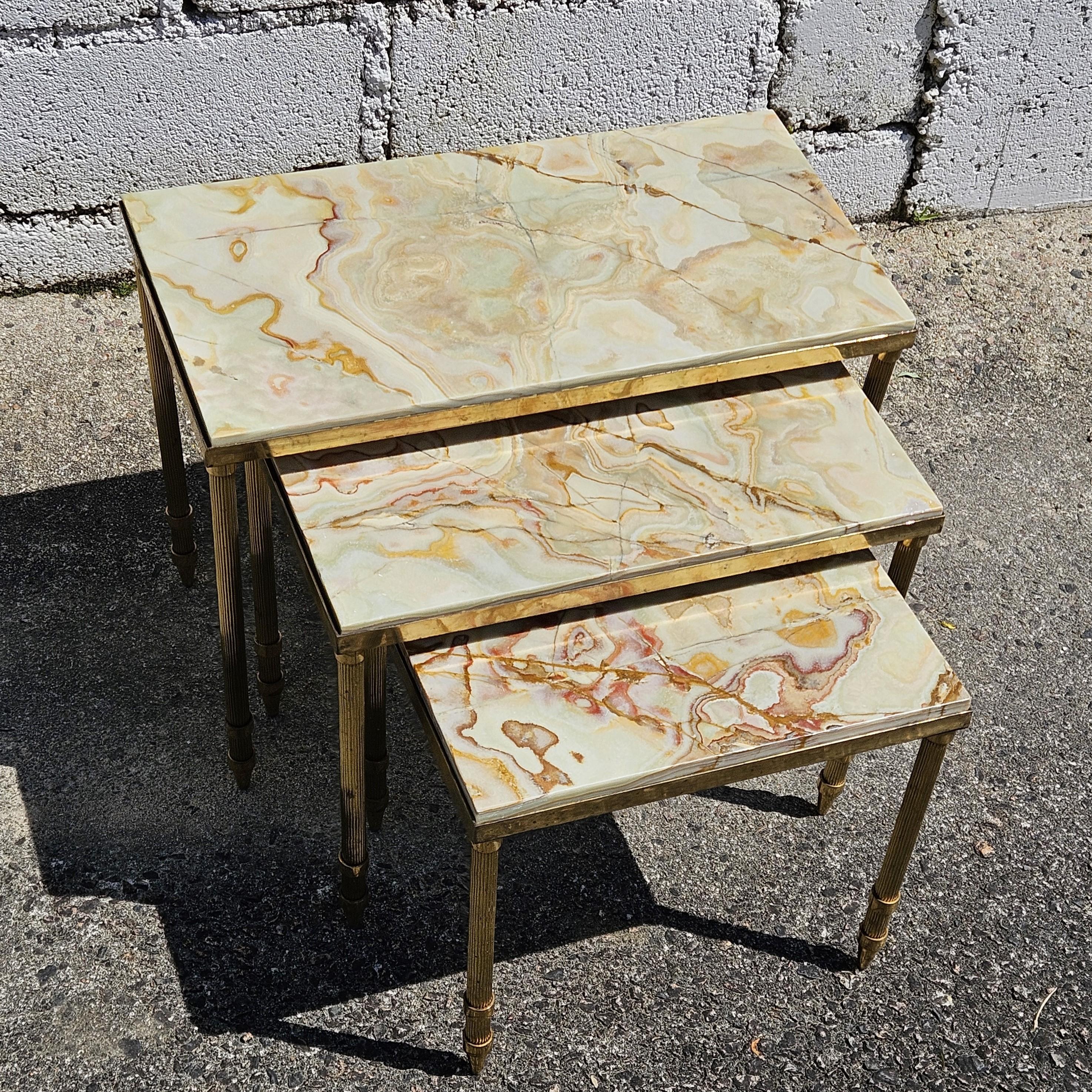 Vintage-Set aus 3 Onyx-Marmor-Messing-Stapeltischen im Hollywood-Regency-Stil-60er Jahre im Angebot 2