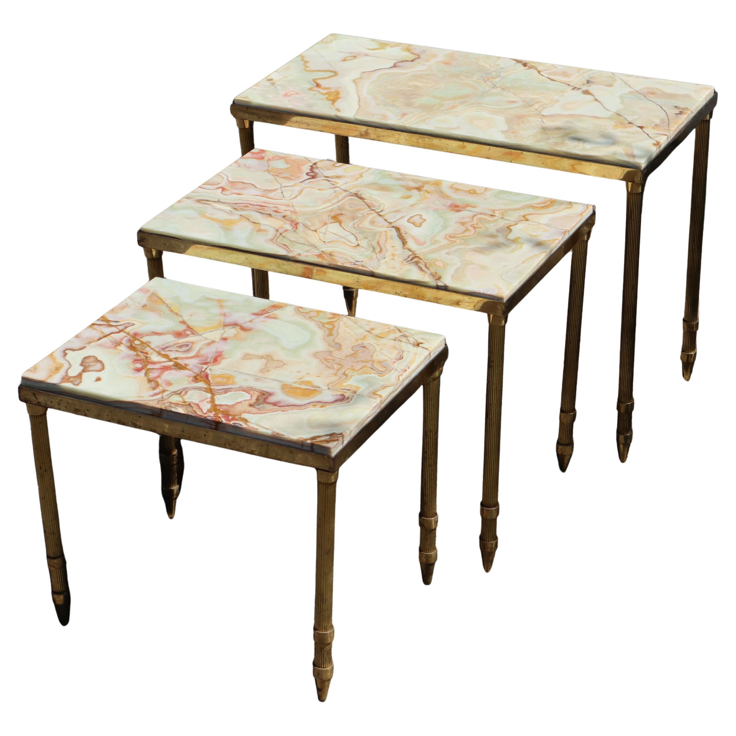 Satz von 3 Vintage Onyx-Marmor-Messing-Nesting-Tische - Regency-Stil aus den 60er Jahren
3 massive Onyx-Marmorplatten mit natürlichen Mustern - schönes Farbenspiel - Wolken aus Orange, Braun, Jade, Rot und Perlmutt.
Die Oberflächen sind matt - was