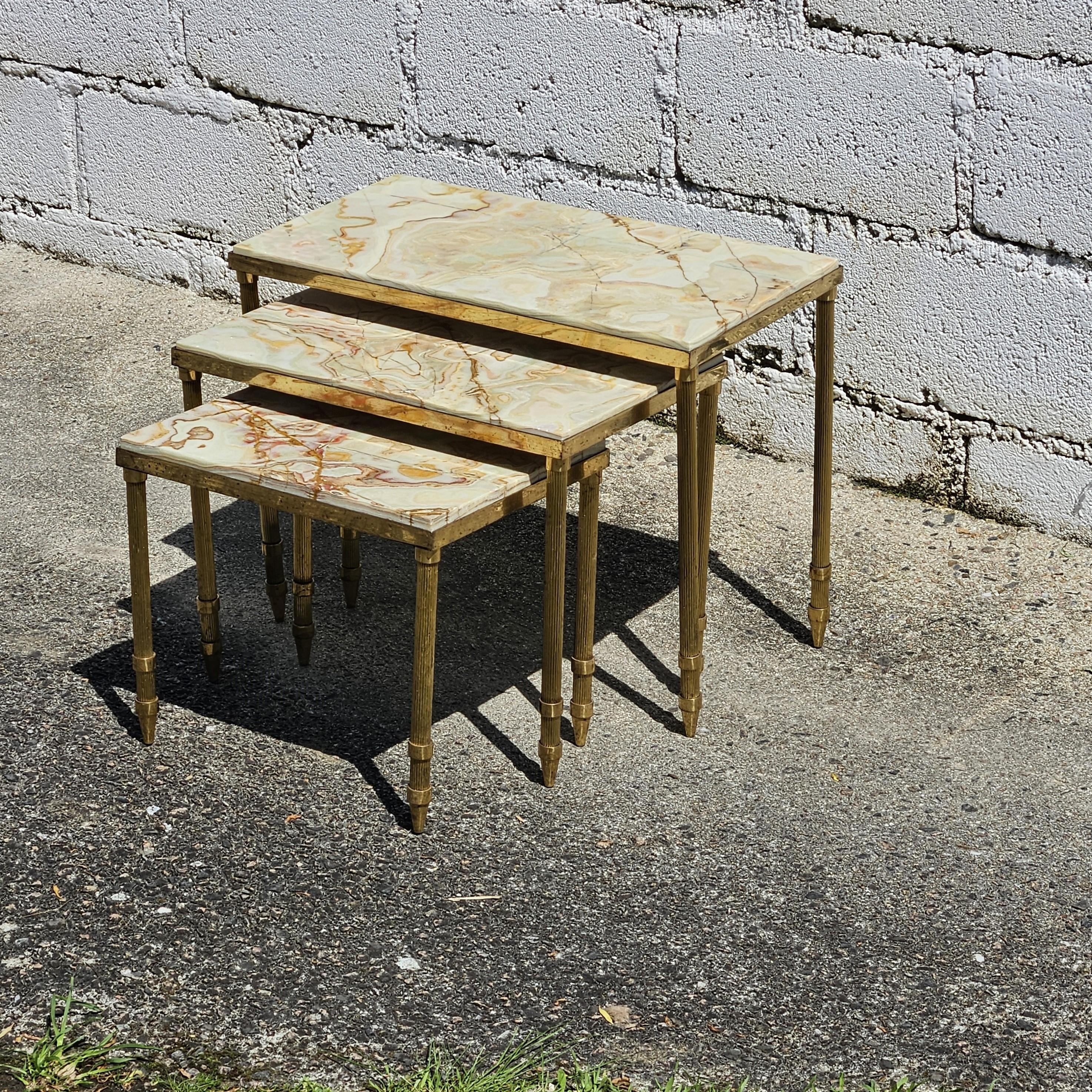 Vintage-Set aus 3 Onyx-Marmor-Messing-Stapeltischen im Hollywood-Regency-Stil-60er Jahre im Angebot 1