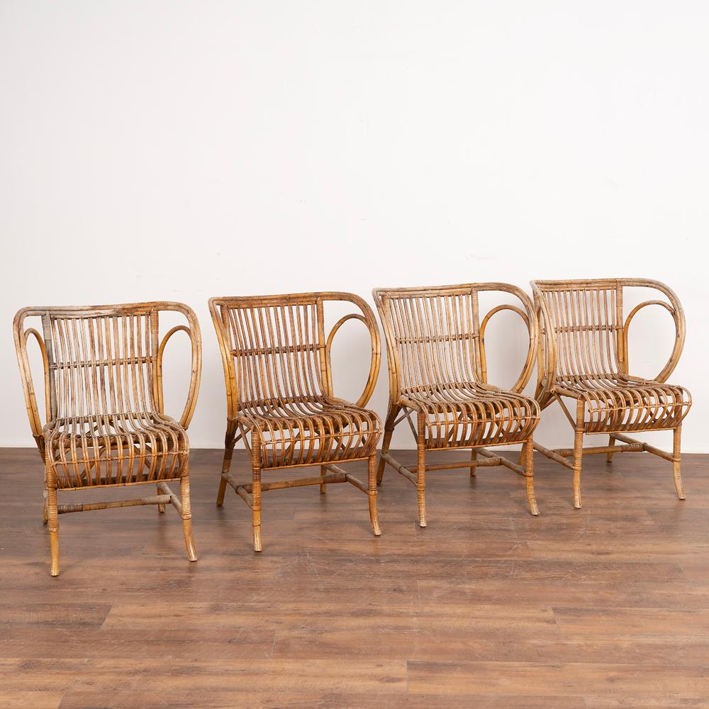 Vintage ensemble de quatre fauteuils en bambou et rotin par Robert Wengler.
Accoudoirs courbes avec structure en bambou et garniture en rotin/rouleau.
Etat original non restauré.
L'état présente des signes d'usure typiques liés à l'âge, notamment le