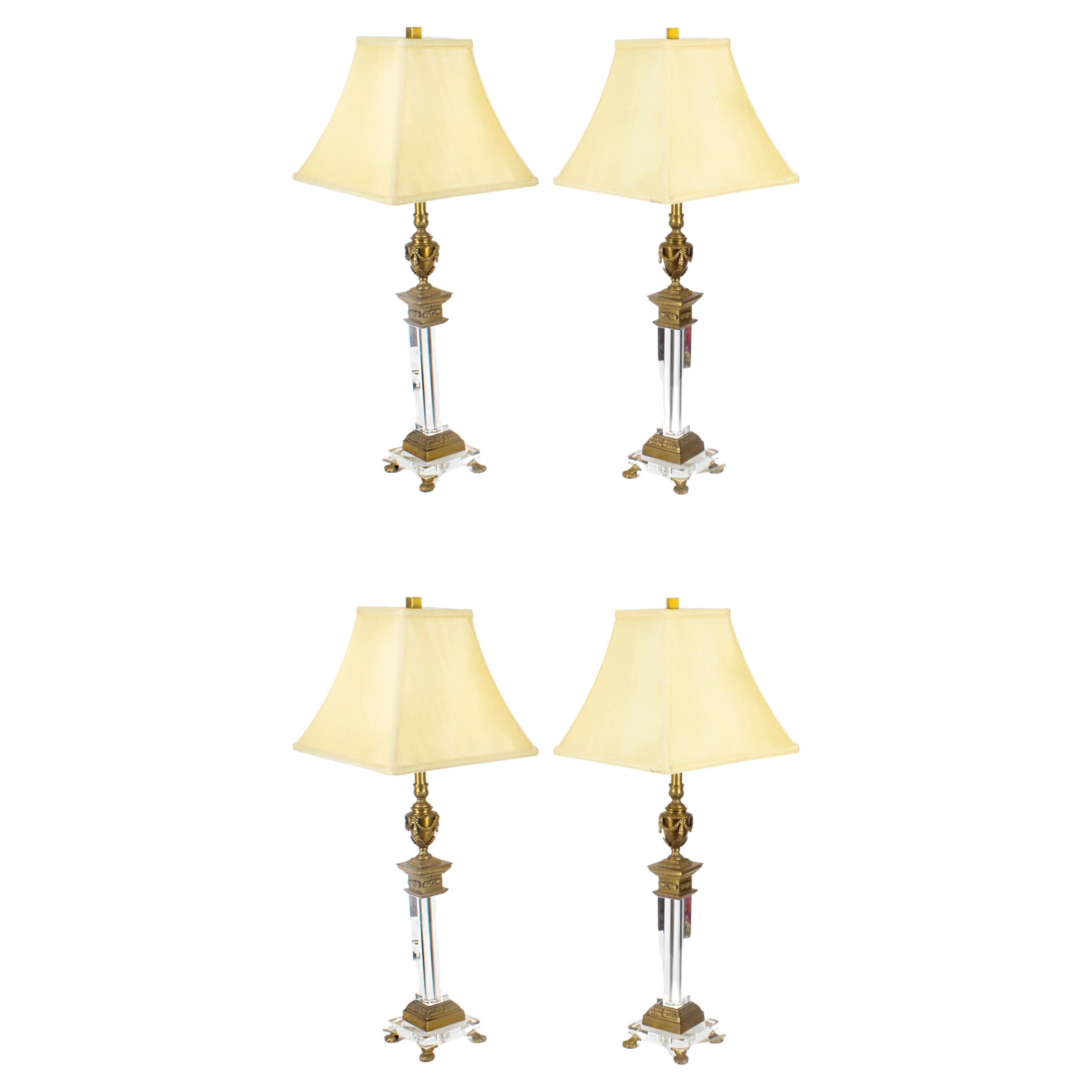 Ensemble vintage de 4 lampes de table à colonne corinthienne en bronze doré et verre, milieu du 20e siècle en vente