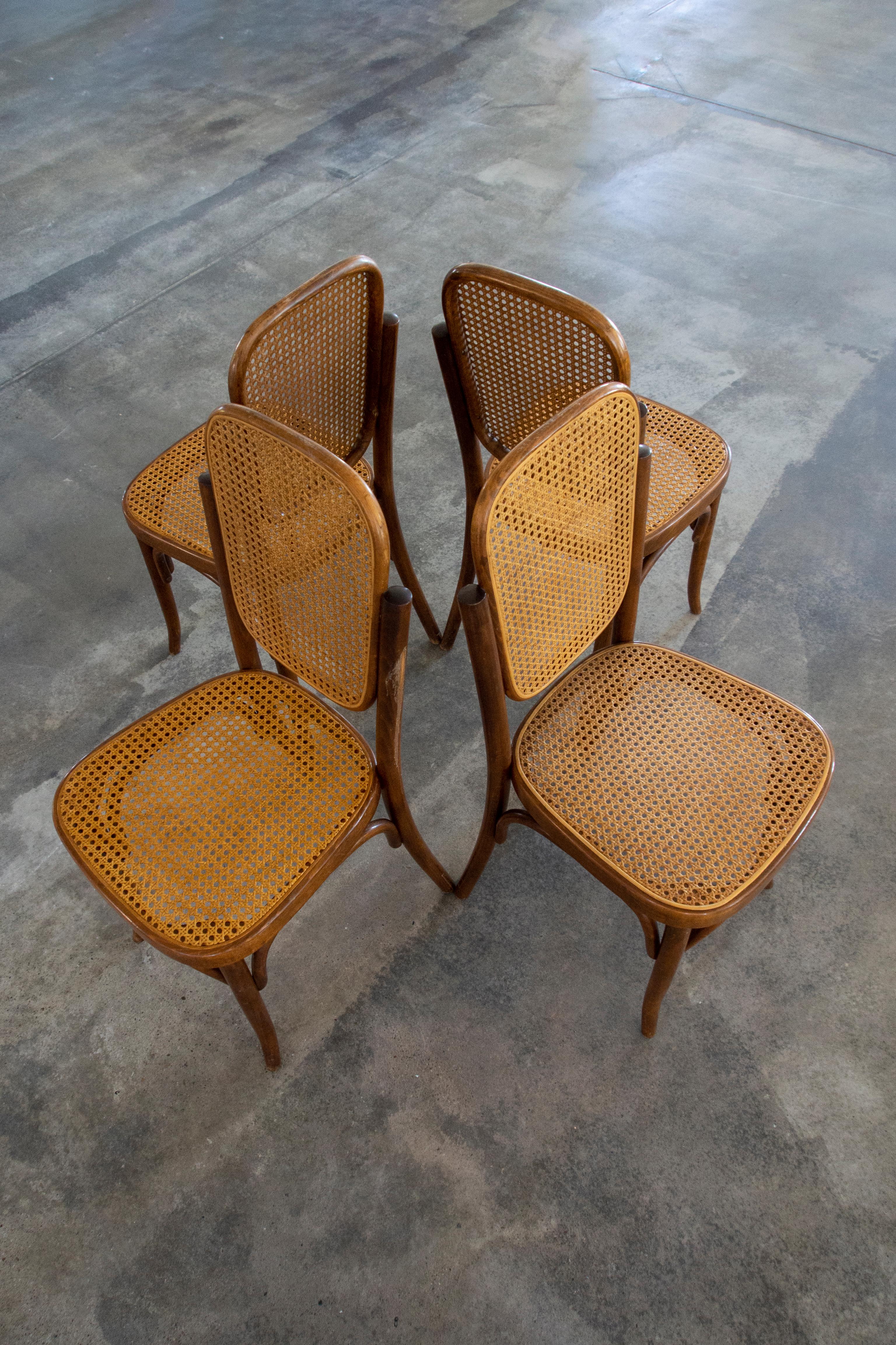 In dieser Auflistung finden Sie einen Satz von 4 Esszimmerstühlen aus Korbgeflecht, hergestellt von Mundus Jugoslawien, in der Zeit nach der Trennung von Mundus und Thonet. Die Stühle sind aus Rattan und Bugholz gefertigt. Das Rattan der Sitze und