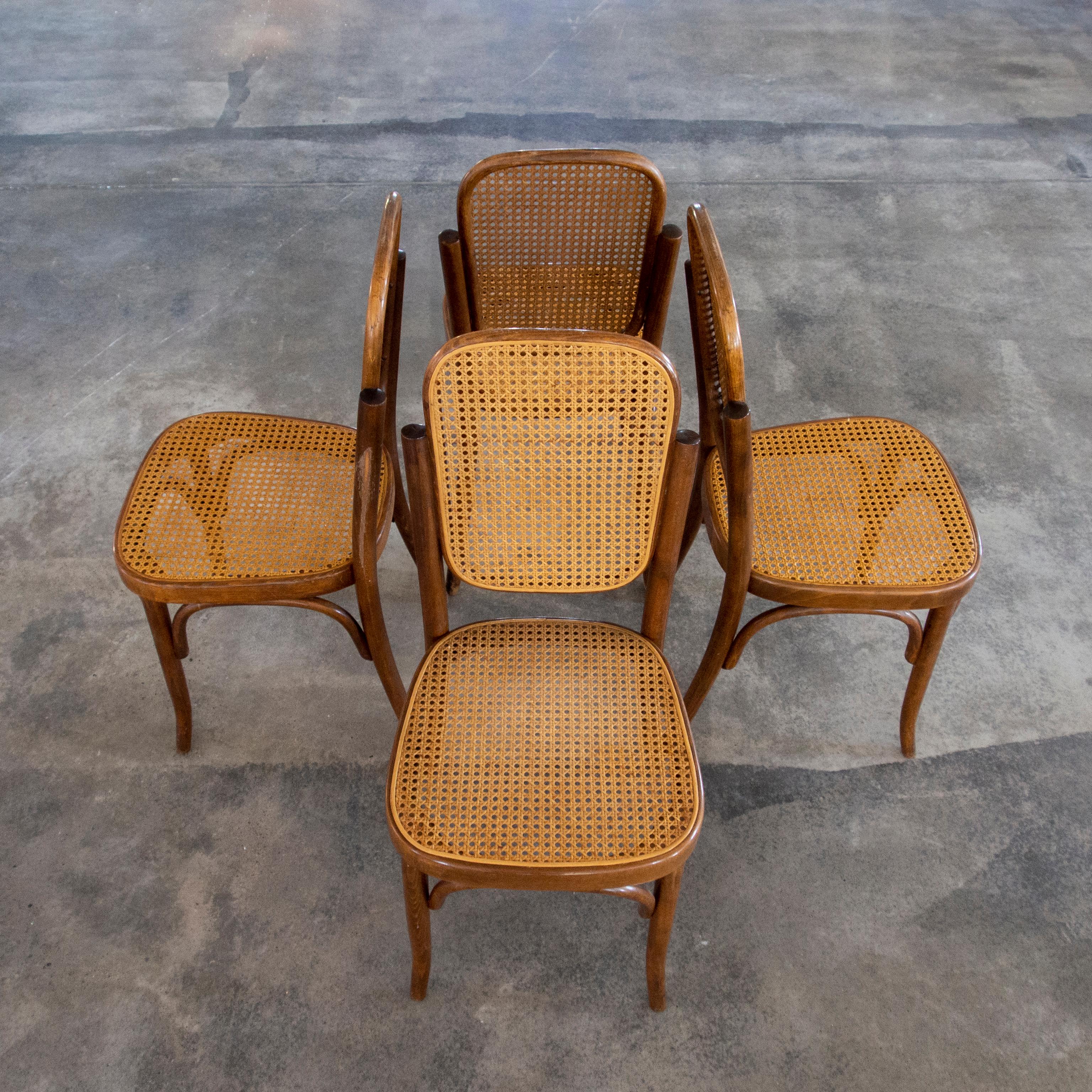 Mid-Century Modern Ensemble vintage de 4 chaises de salle à manger en rotin et bois cintré Mundus, Yugoslavia, 1970 en vente