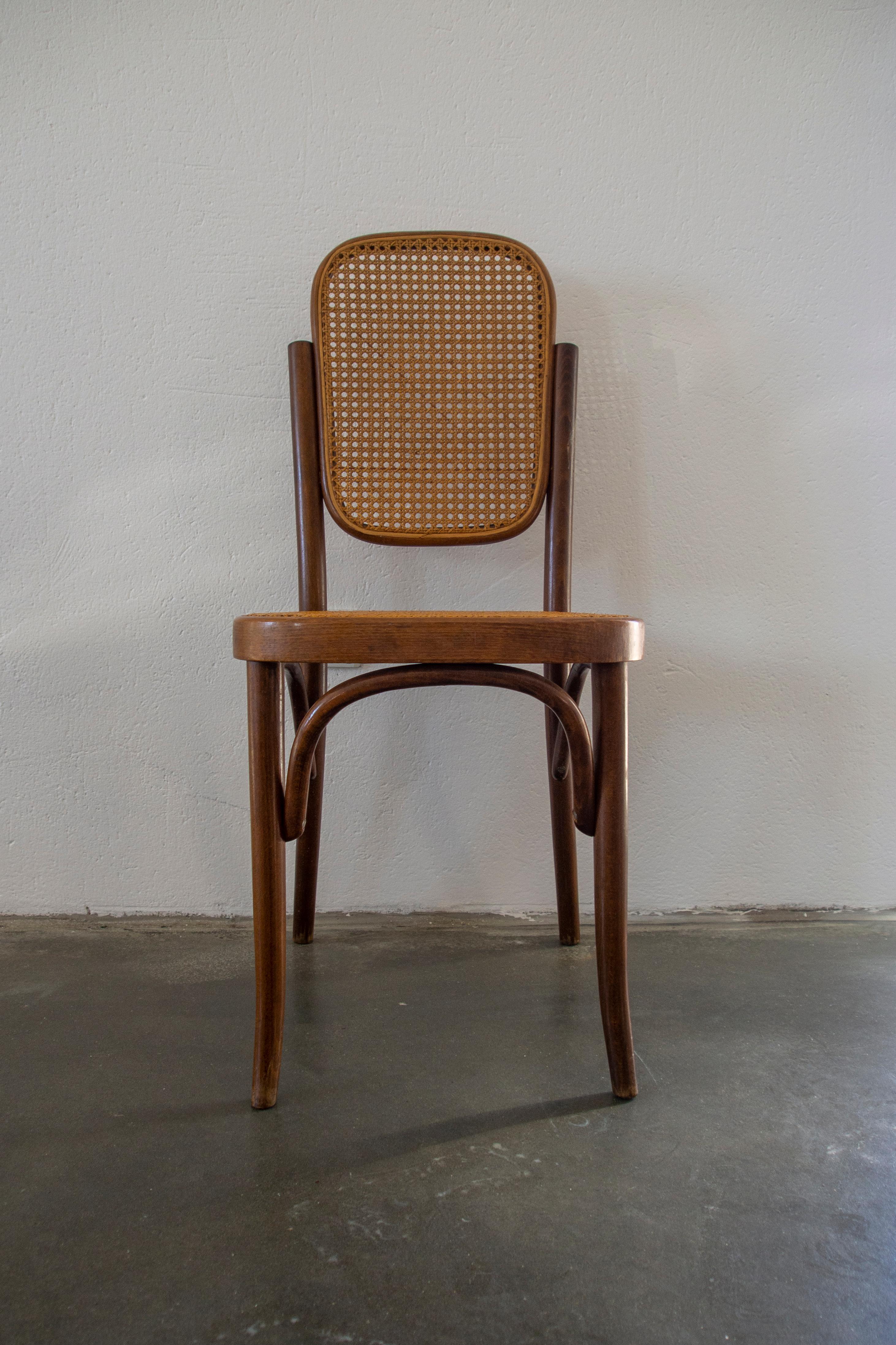 Croate Ensemble vintage de 4 chaises de salle à manger en rotin et bois cintré Mundus, Yugoslavia, 1970 en vente