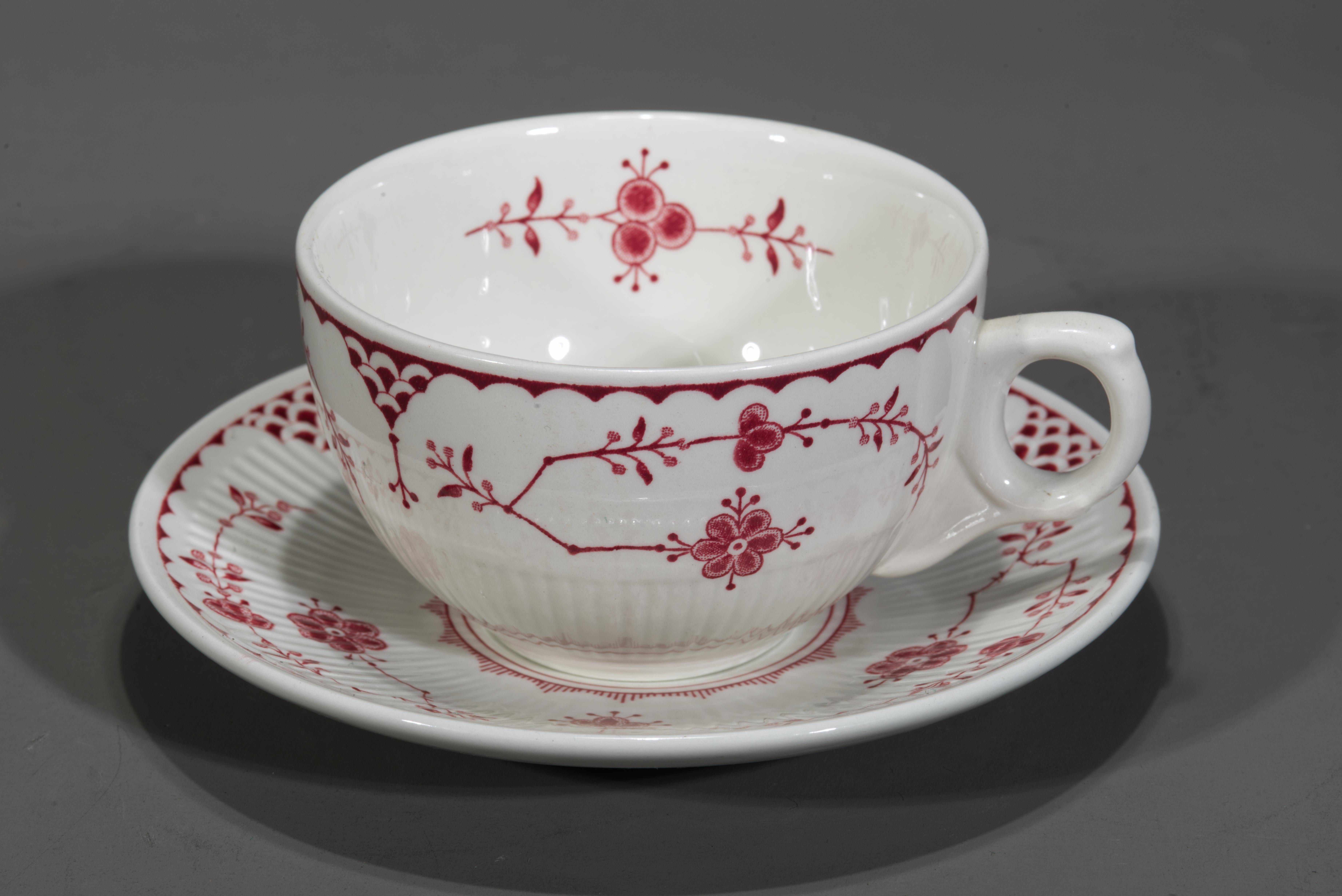 Il set di 4 tazze da tè o caffè e 4 piattini vintage è decorato con il motivo della Danimarca in un insolito colore rosso o rosa. Di solito il motivo della Danimarca è sinonimo di colori blu e bianchi, ma le varianti rosse e verdi sono state