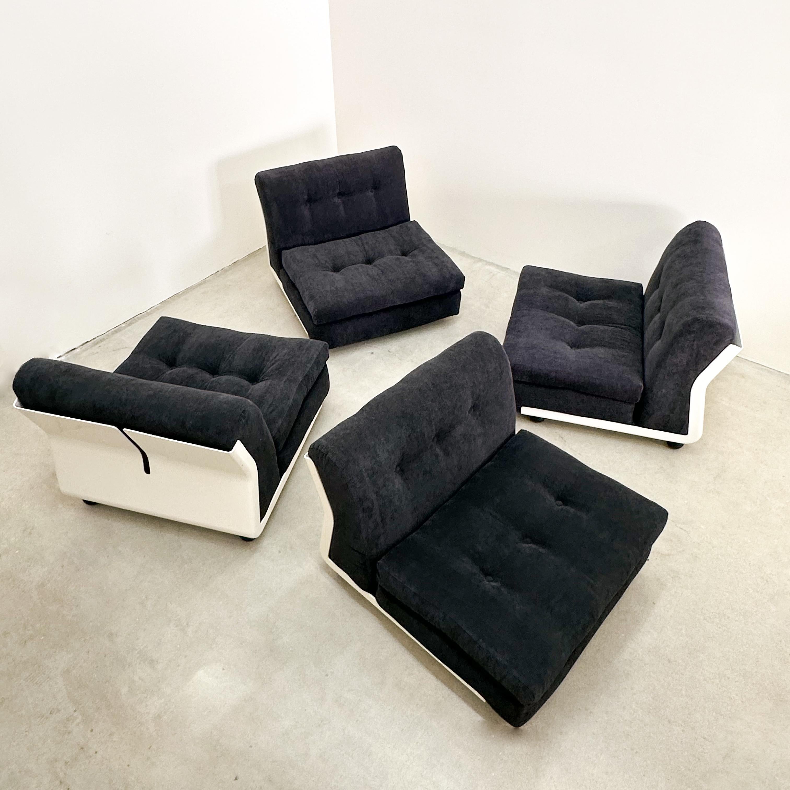 Set of 4 Mario Bellini Amanta Lounge Chairs for C&B Italia (Now B&B Italia)

This set includes four modular Amanta lounge chairs, designed by Mario Bellini in 1966, the year C&B Italia (now known as B&B Italia) was founded. The chairs feature a navy