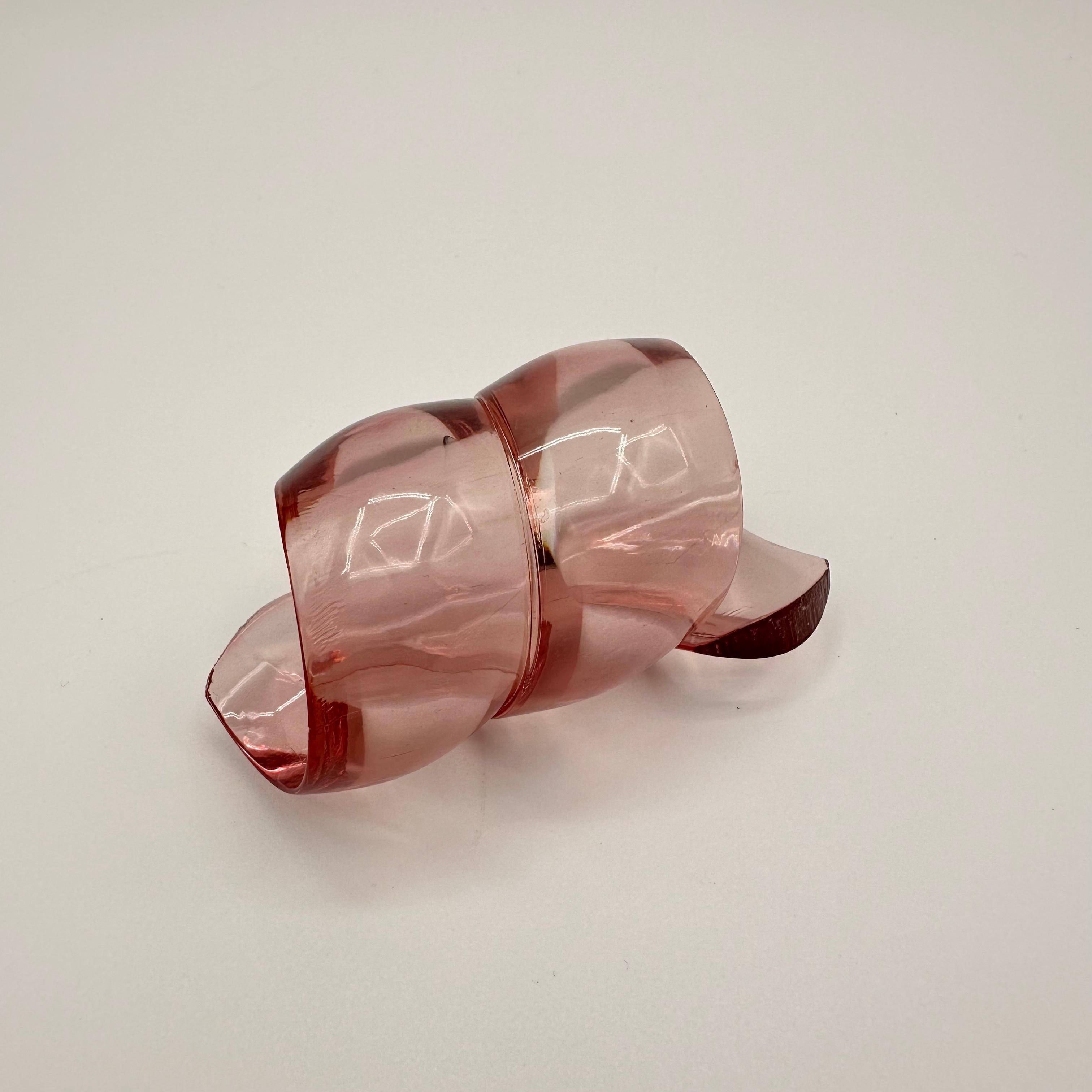 North American Vintage Set of 4 Post Modern Pink Lucite Scrolling Ribbon Napkin Rings  For Sale