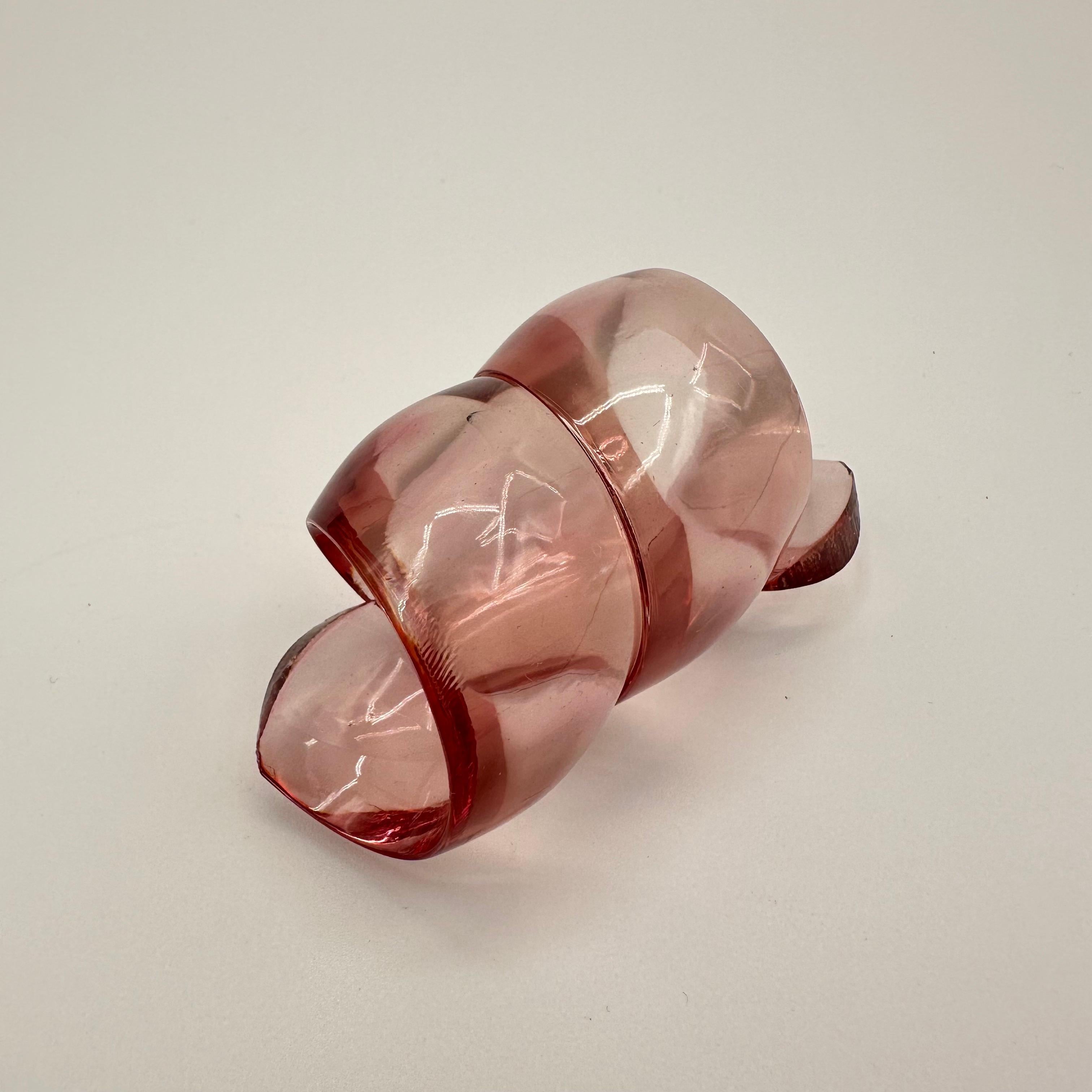 Vintage Set of 4 Post Modern Pink Lucite Scrolling Ribbon Napkin Rings  In Good Condition For Sale In Amityville, NY
