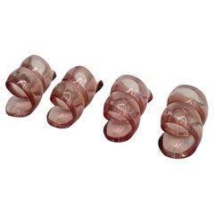 Ensemble vintage de 4 ronds de serviette roses post-modernes en lucite à volutes