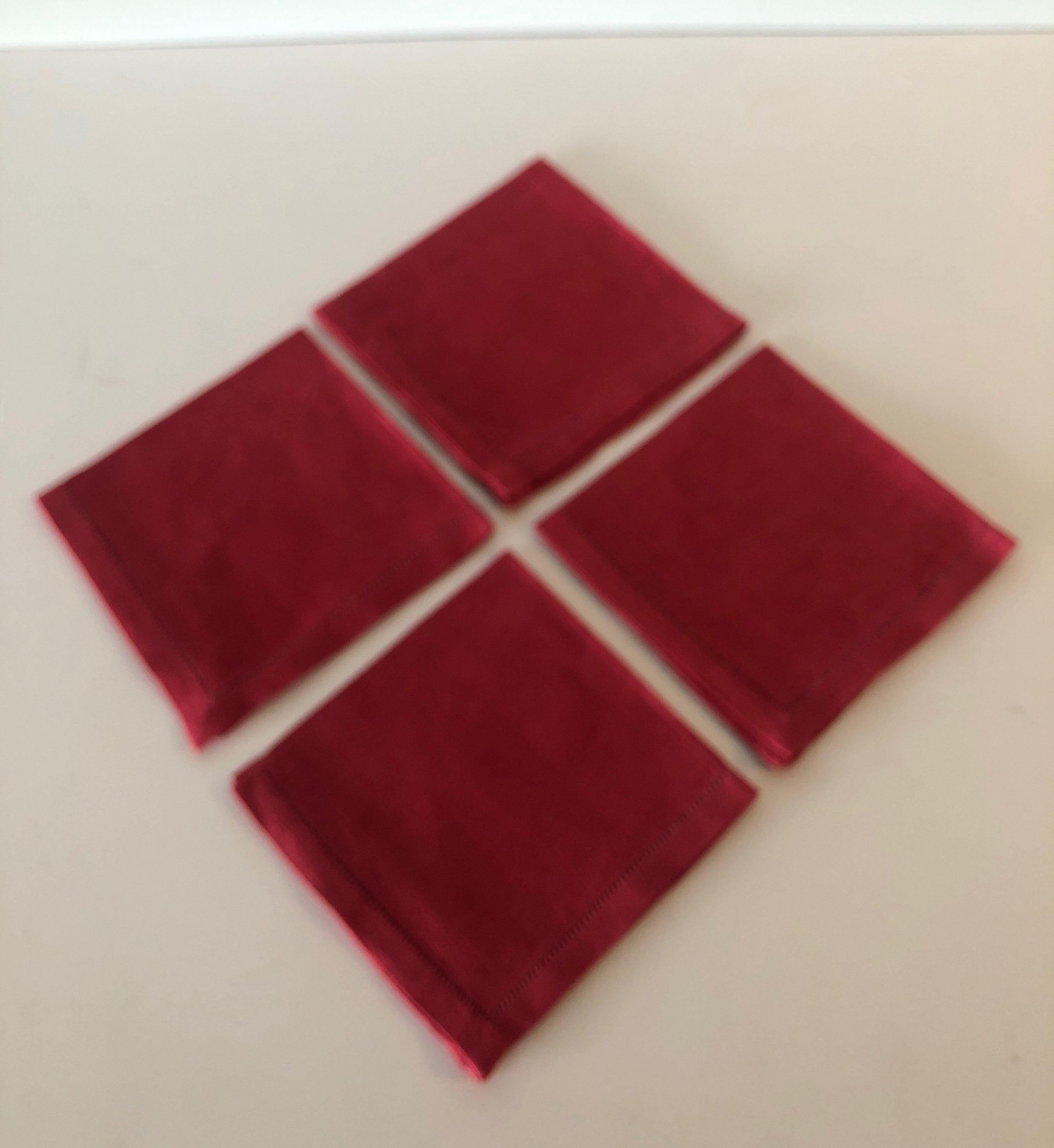 Vintage Set of (4) red cocktail linen napkins.
Size: 10