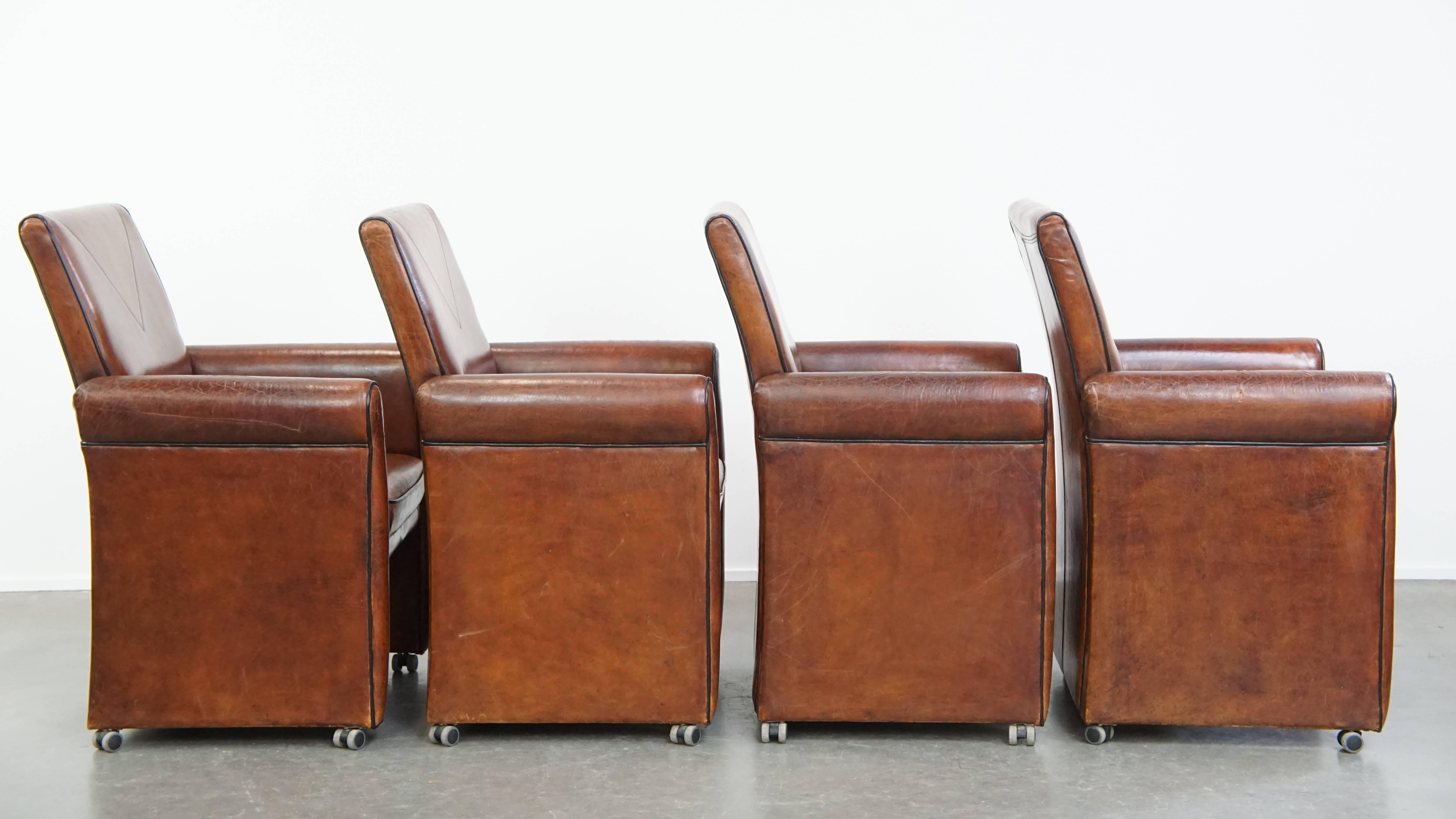Romain classique Vintage set of 4 sheepskin leather dining chairs on castors en vente