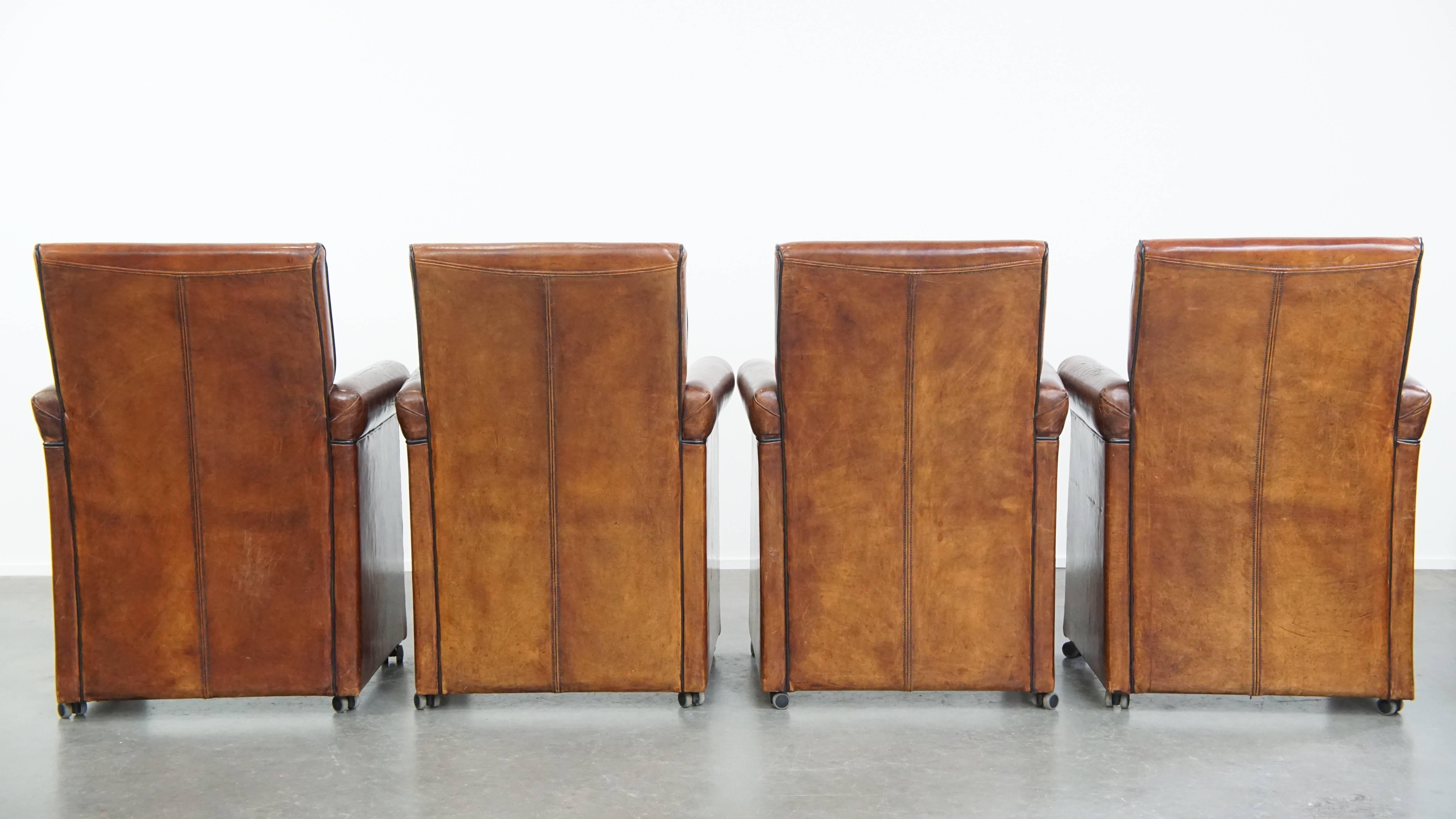 Fait main Vintage set of 4 sheepskin leather dining chairs on castors en vente