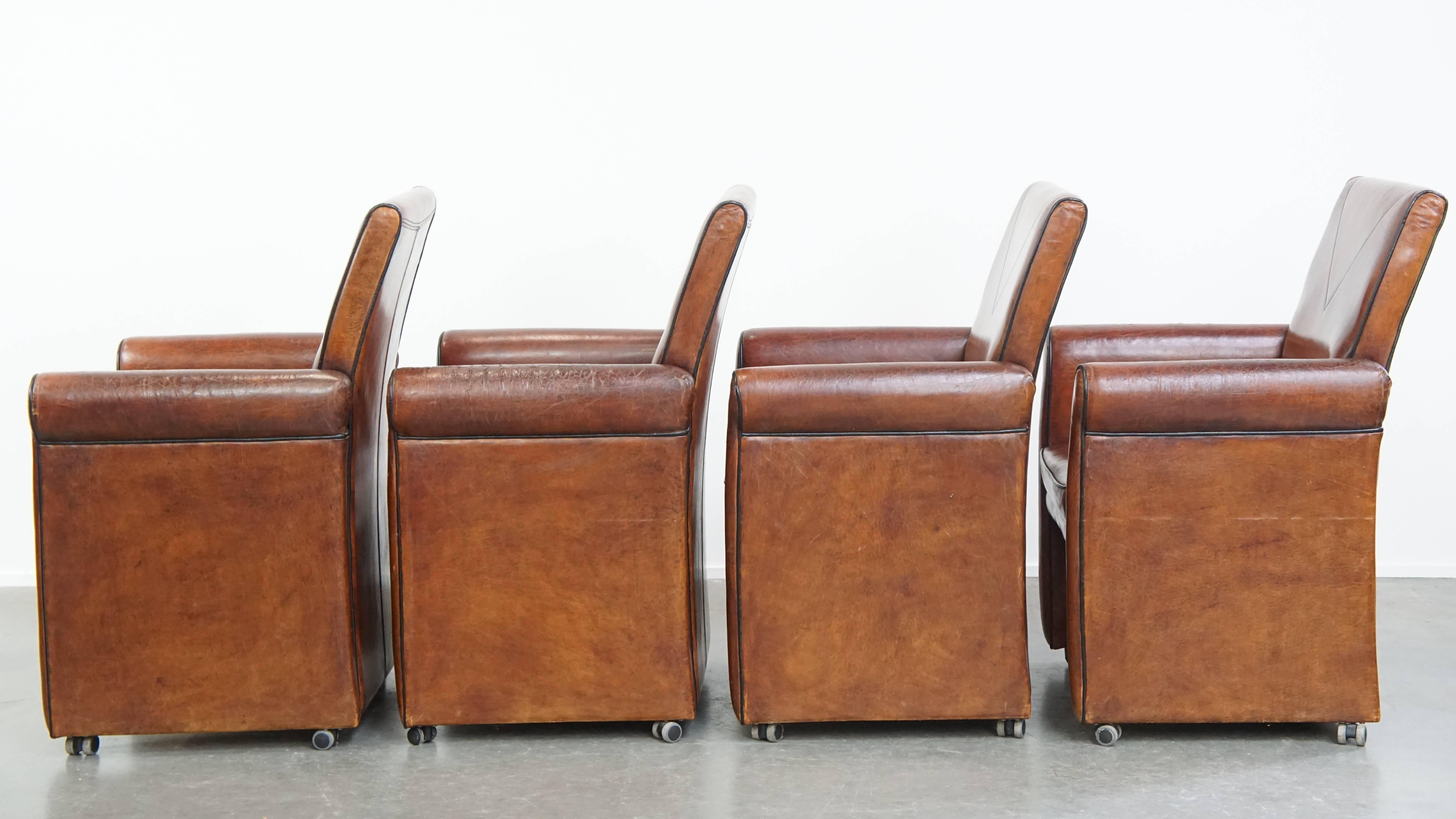 Vintage set of 4 sheepskin leather dining chairs on castors État moyen - En vente à Harderwijk, NL