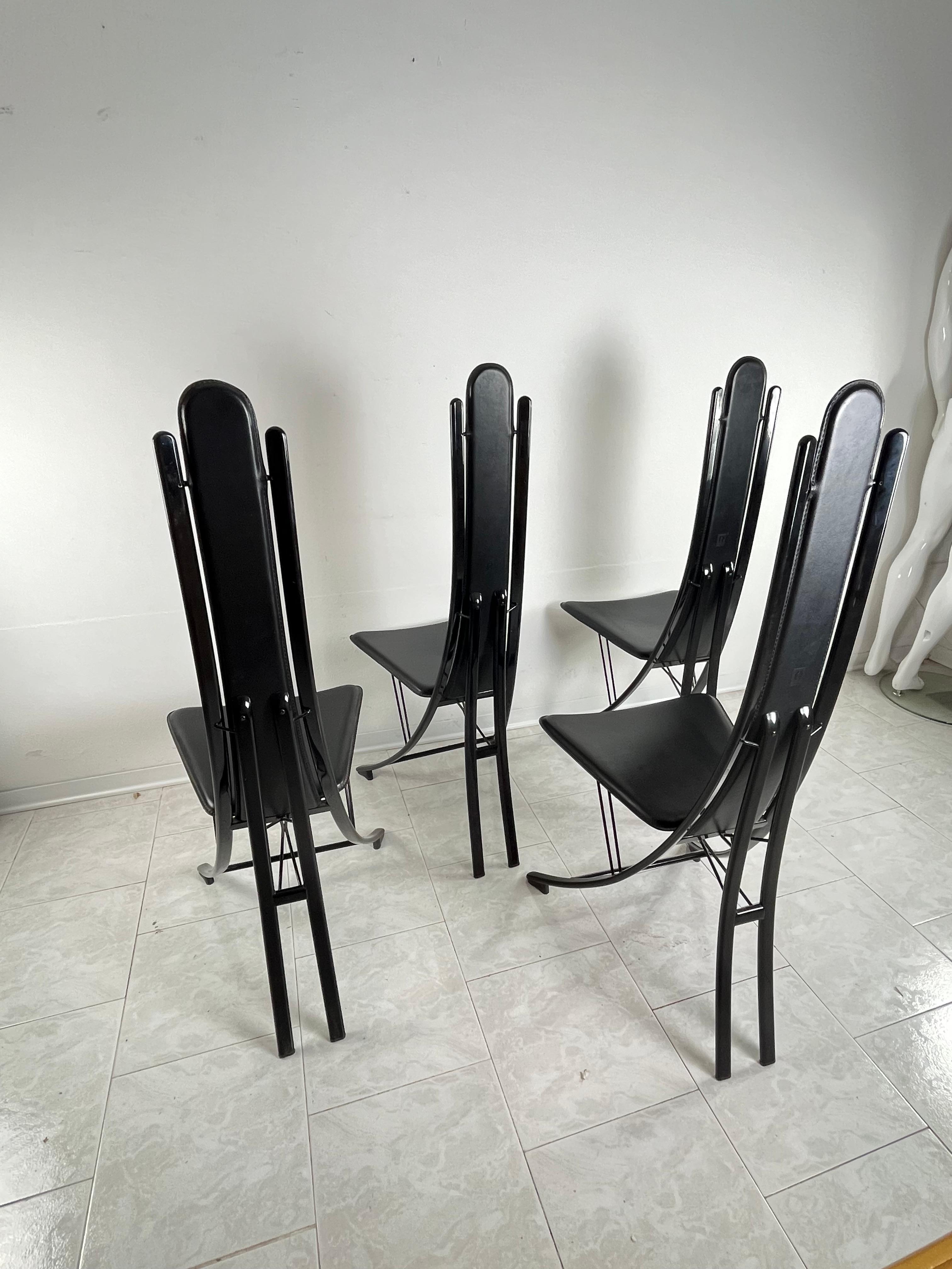 Ensemble vintage de 4 chaises en acier et cuir attribuées à Recanatini, design italien  1980s
Intact et en bon état, petits signes de vieillissement.
Ils portent la marque d'attribution imprimée sur le cuir.
