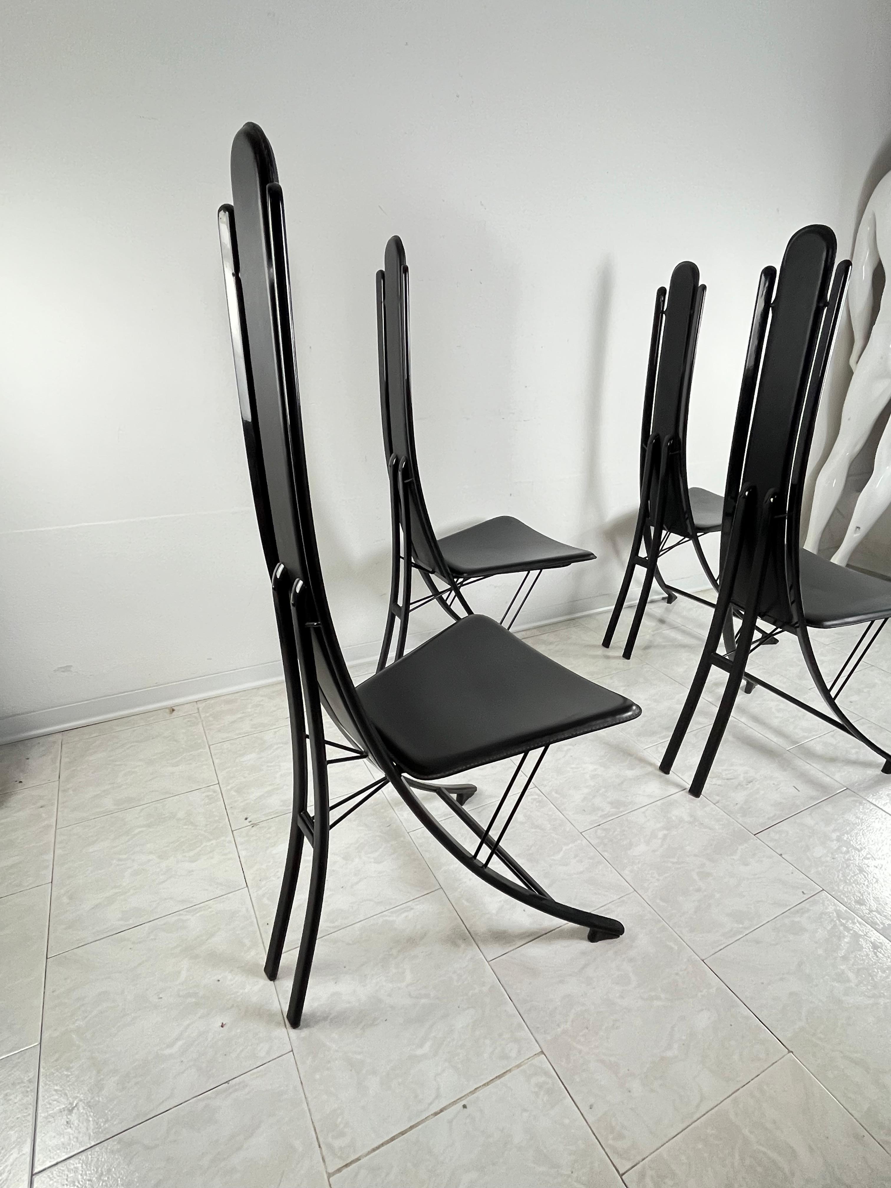 Acier Ensemble vintage de 4 chaises en acier et cuir attribué à Recanatini des années 1980 en vente