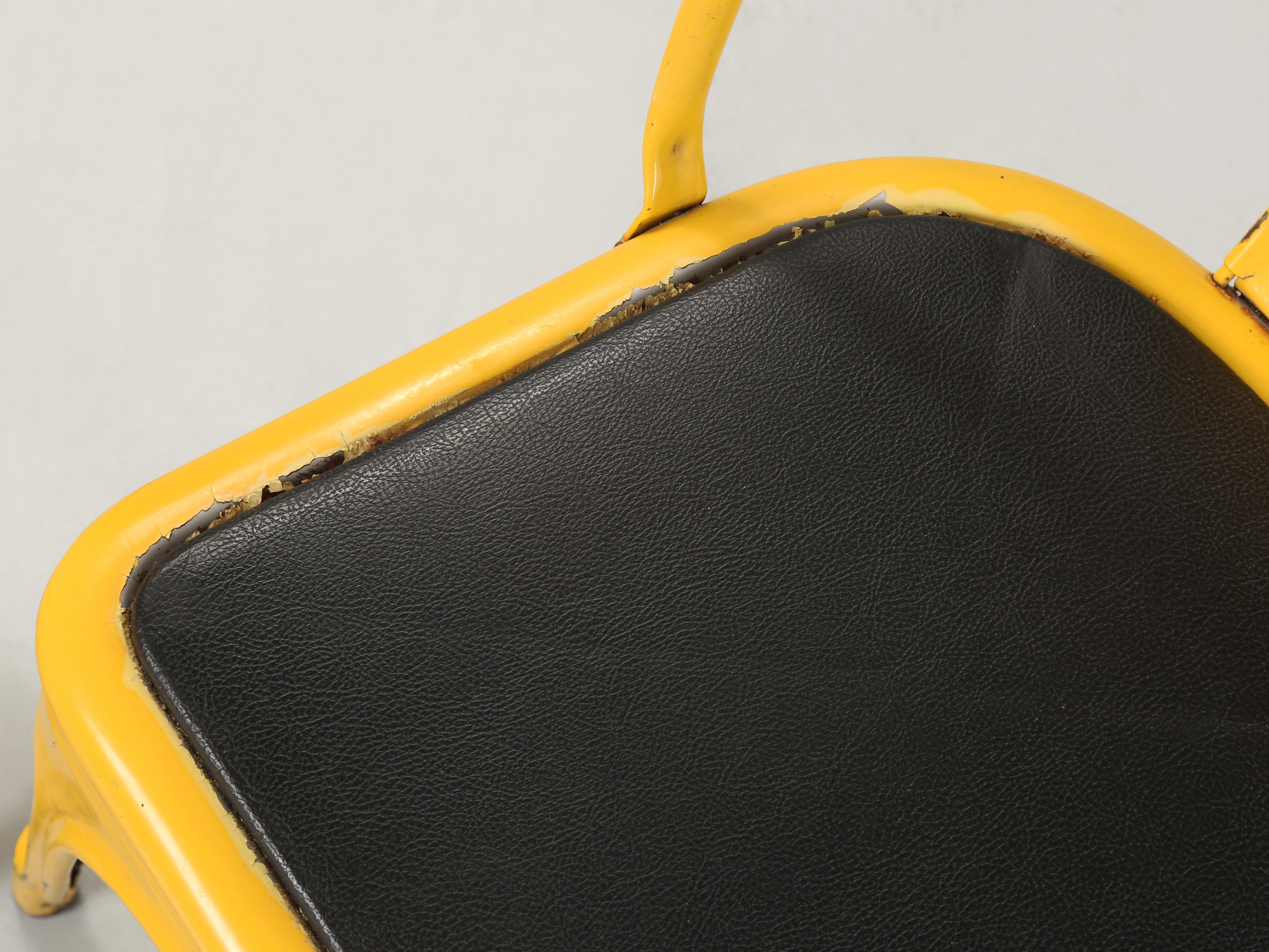 Ensemble vintage de (4) chaises empilables en acier Tolix jaune soleil de France en vente 2