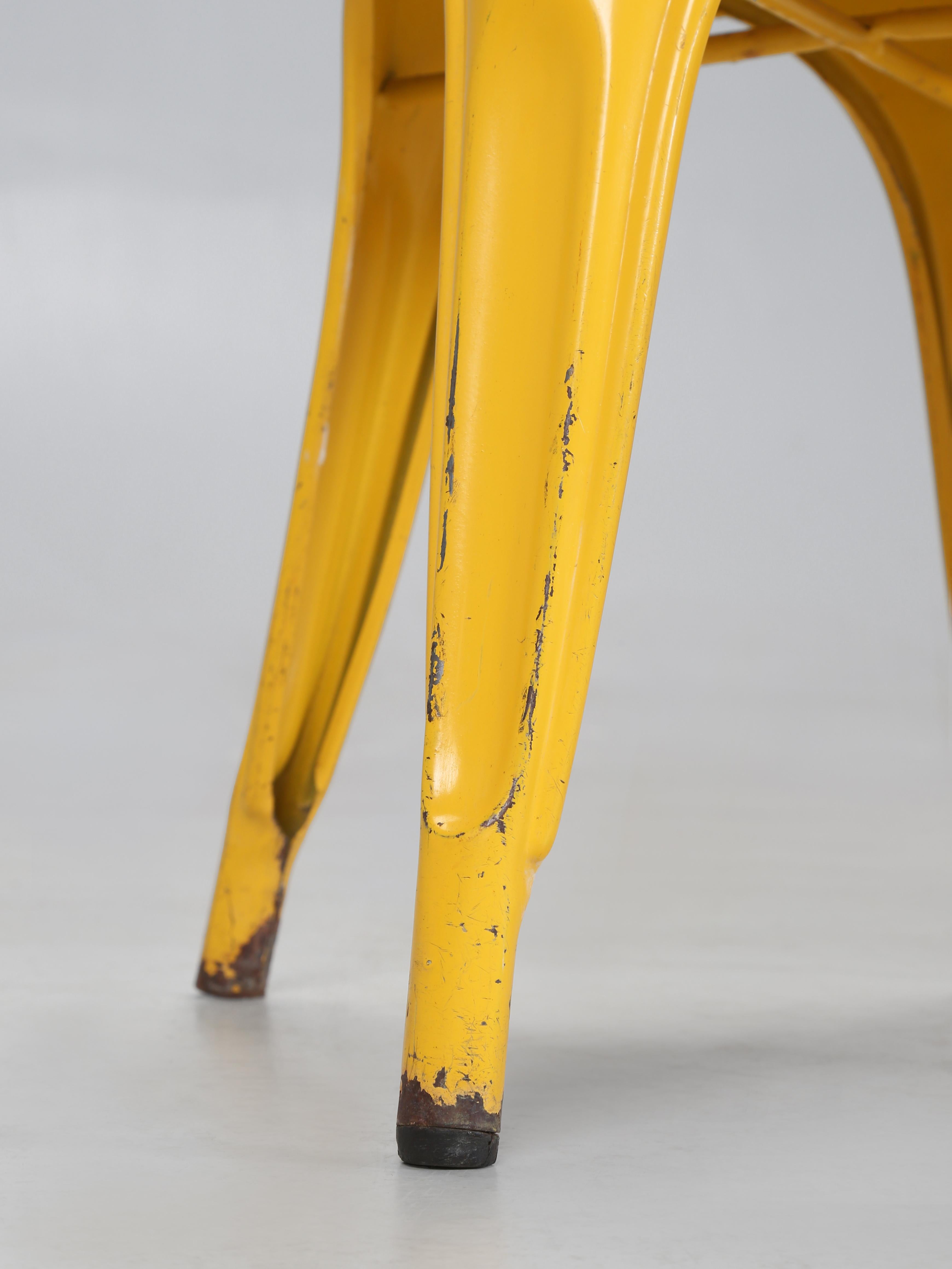 Ensemble vintage de (4) chaises empilables en acier Tolix jaune soleil de France en vente 6