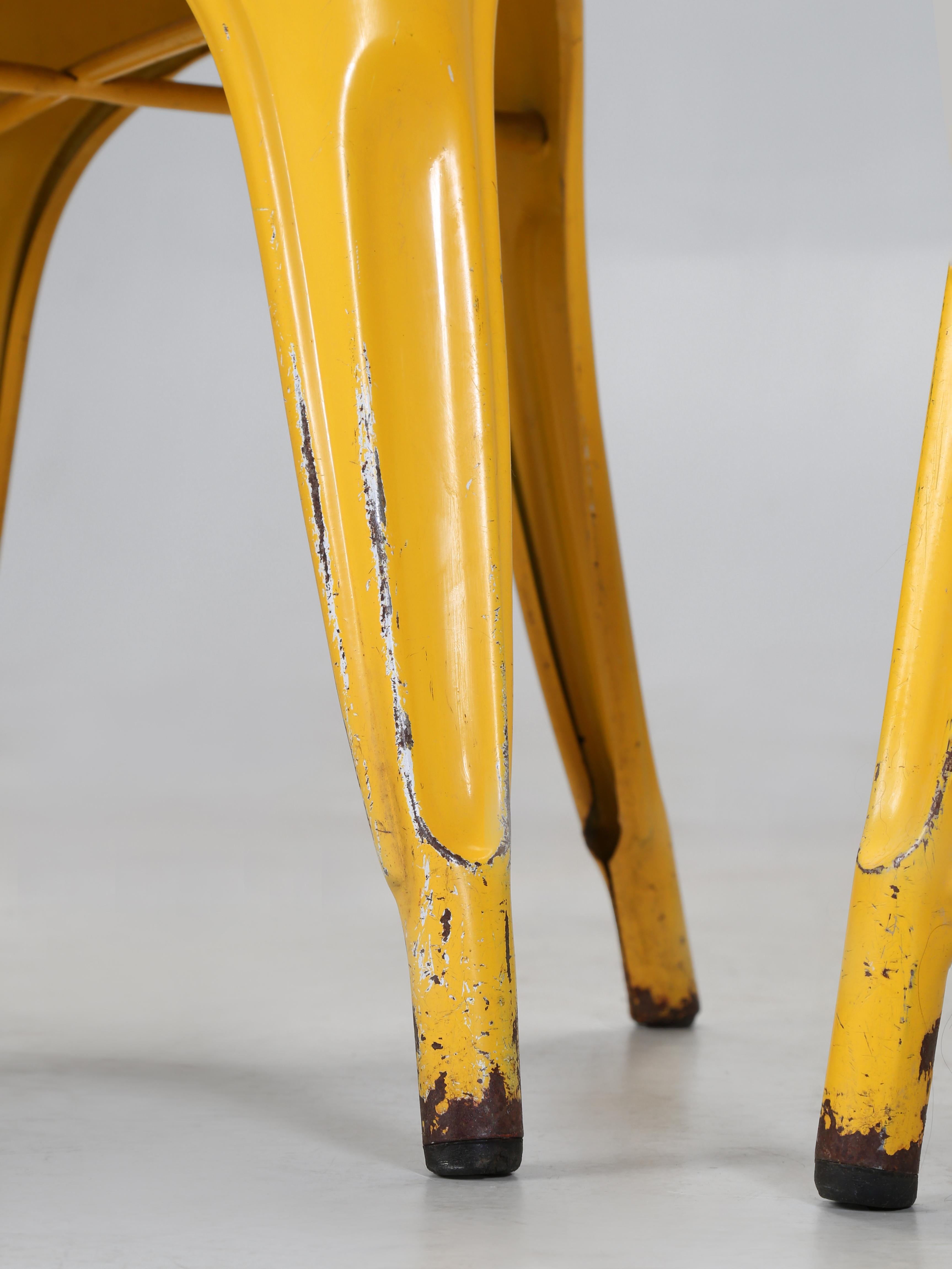 Ensemble vintage de (4) chaises empilables en acier Tolix jaune soleil de France en vente 7