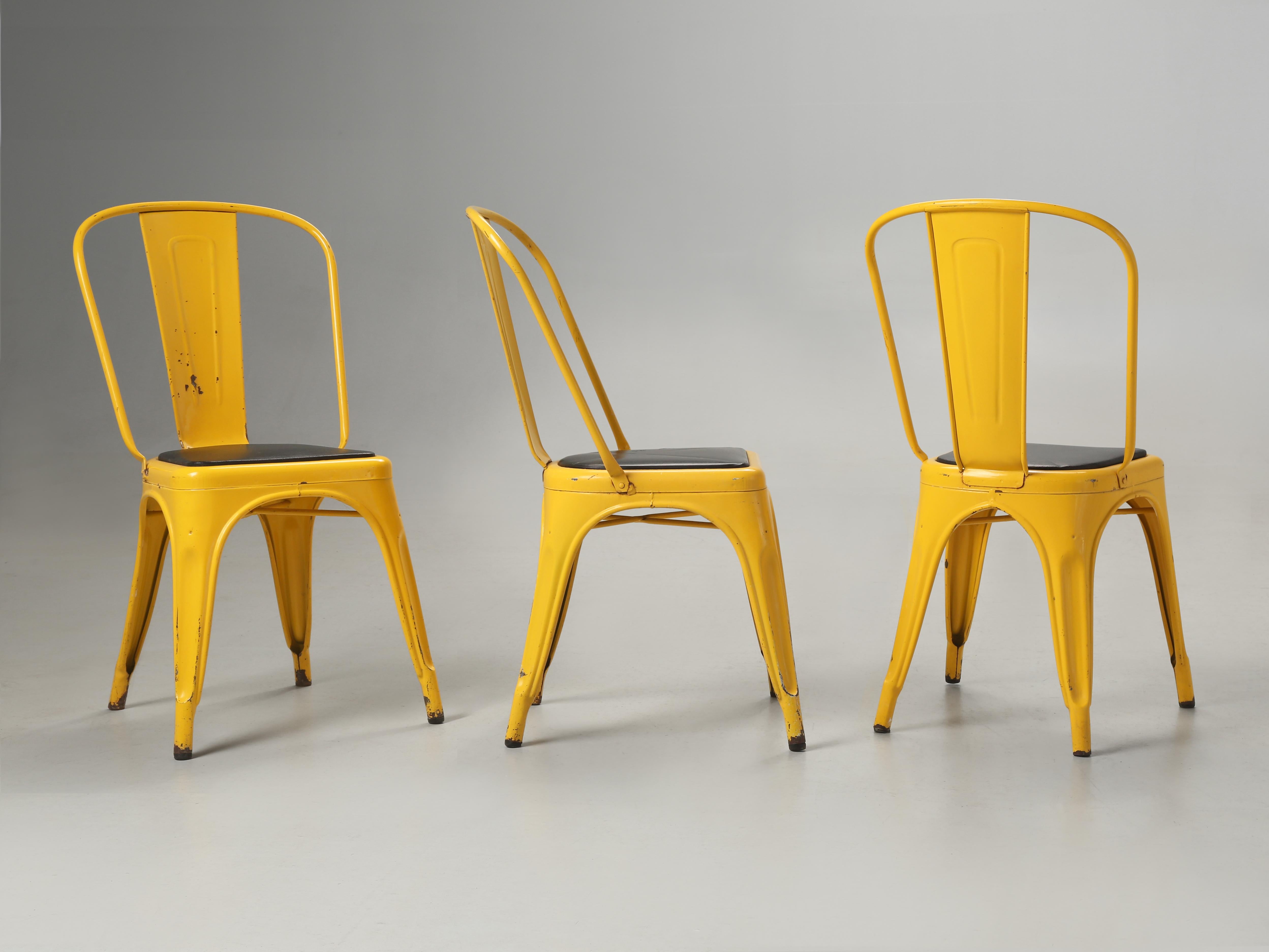 Ensemble vintage de (4) chaises empilables en acier Tolix jaune soleil de France, circa 1960's-1970's serait notre meilleure estimation. Nous avons actuellement plus de 500 pièces de Tolix en stock, dont la grande majorité est neuve. Il s'agit de