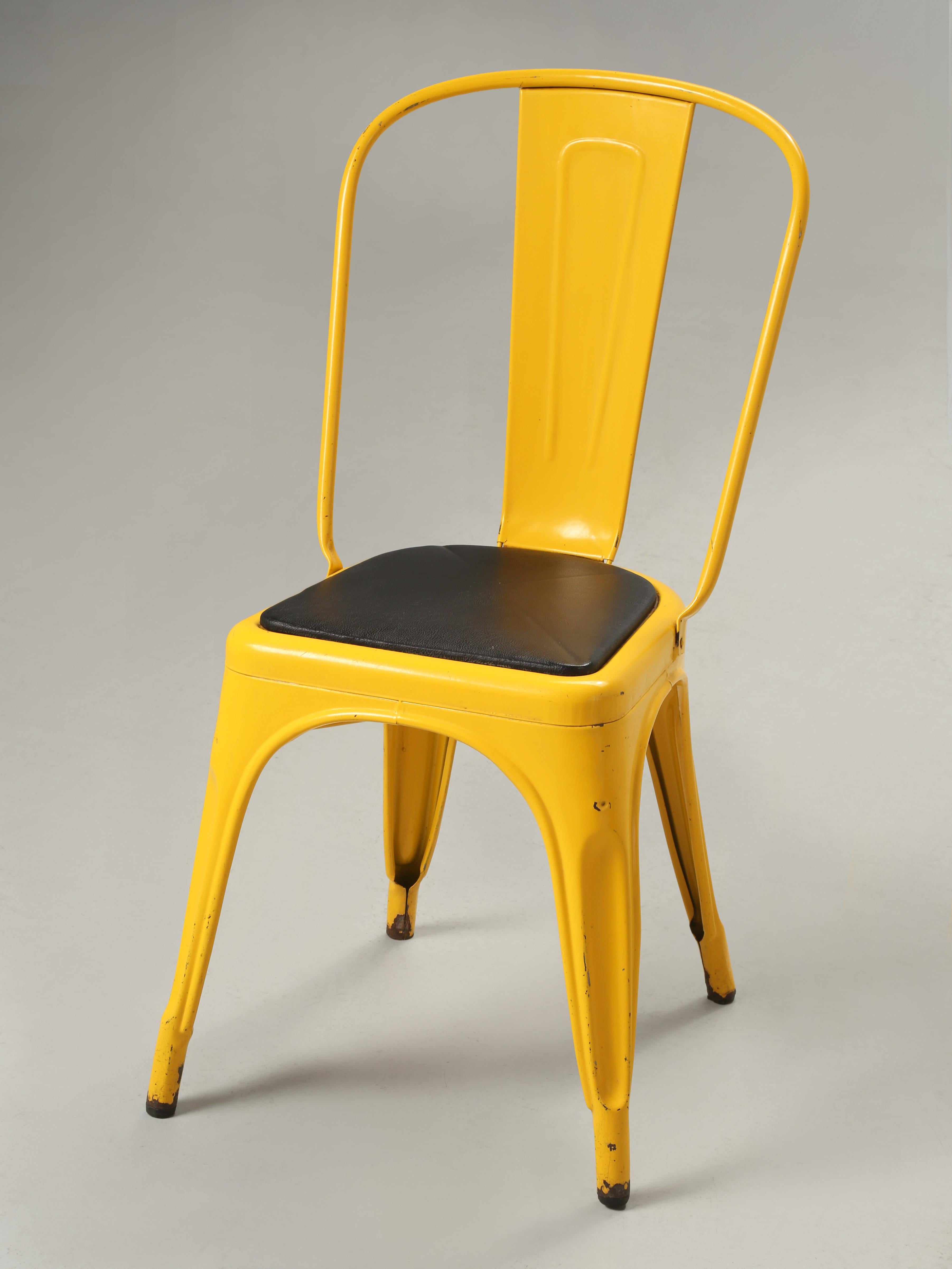 Mid-Century Modern Ensemble vintage de (4) chaises empilables en acier Tolix jaune soleil de France en vente