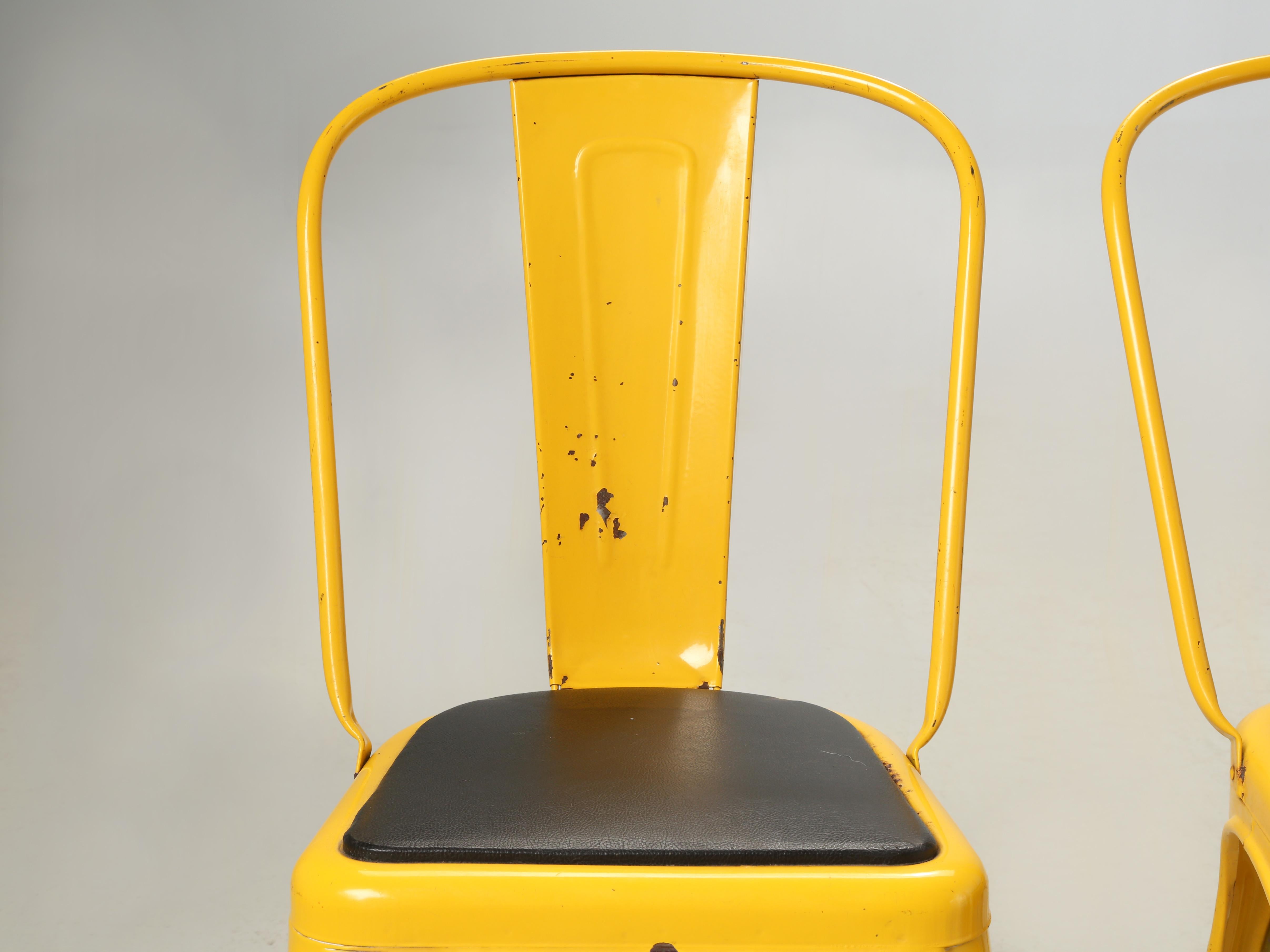 Français Ensemble vintage de (4) chaises empilables en acier Tolix jaune soleil de France en vente