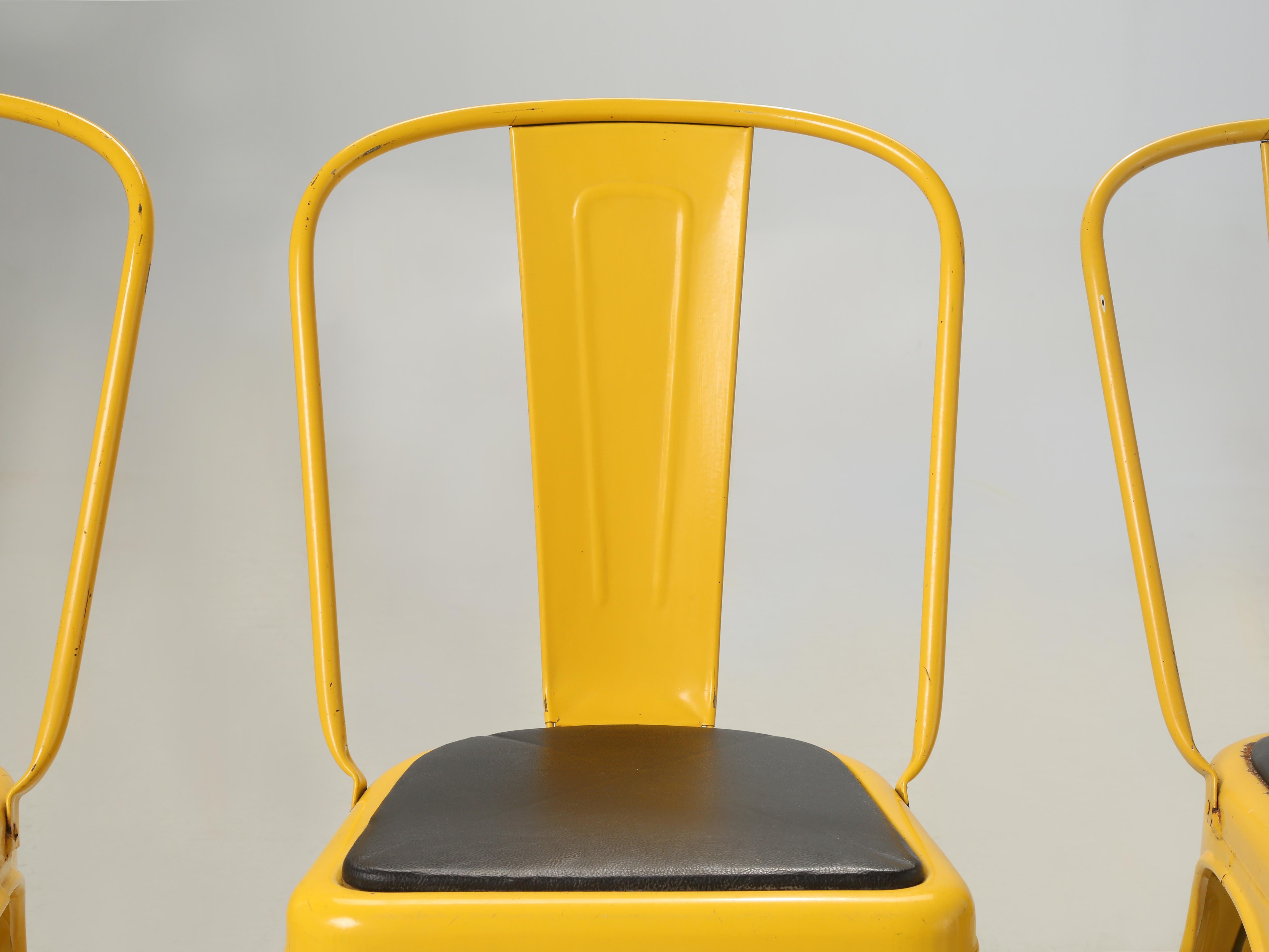 Fait main Ensemble vintage de (4) chaises empilables en acier Tolix jaune soleil de France en vente