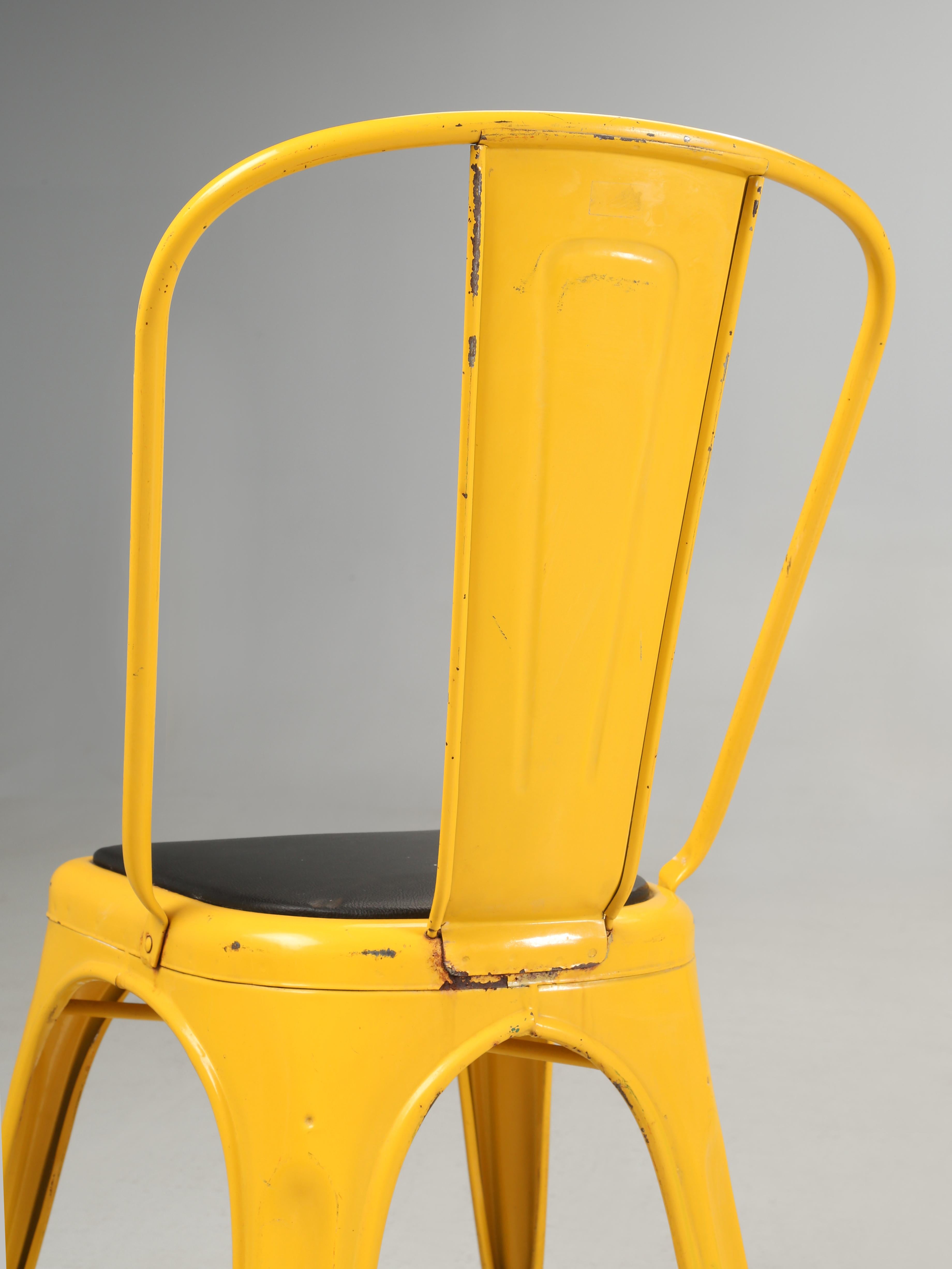 Ensemble vintage de (4) chaises empilables en acier Tolix jaune soleil de France Bon état - En vente à Chicago, IL