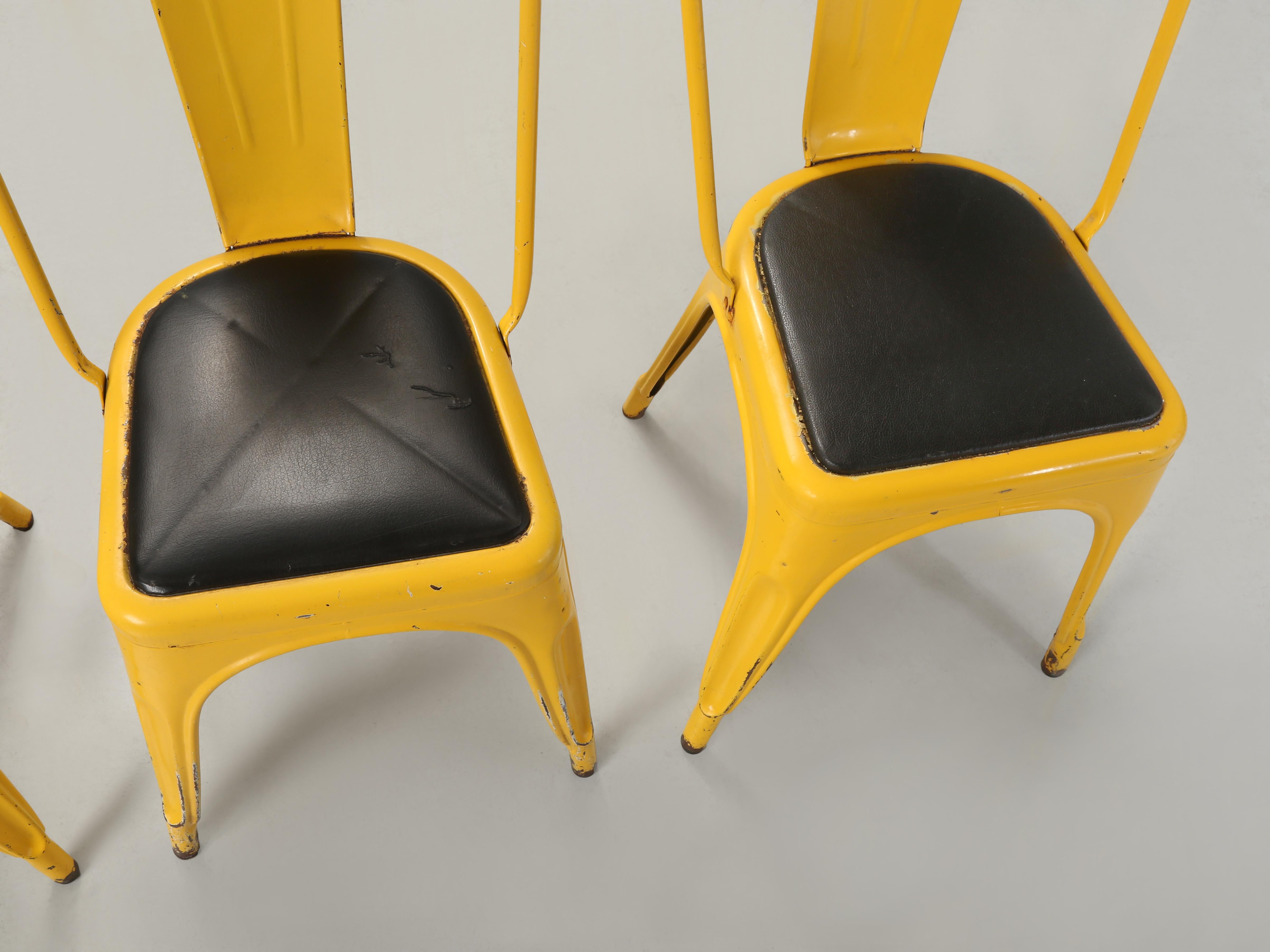 Acier Ensemble vintage de (4) chaises empilables en acier Tolix jaune soleil de France en vente
