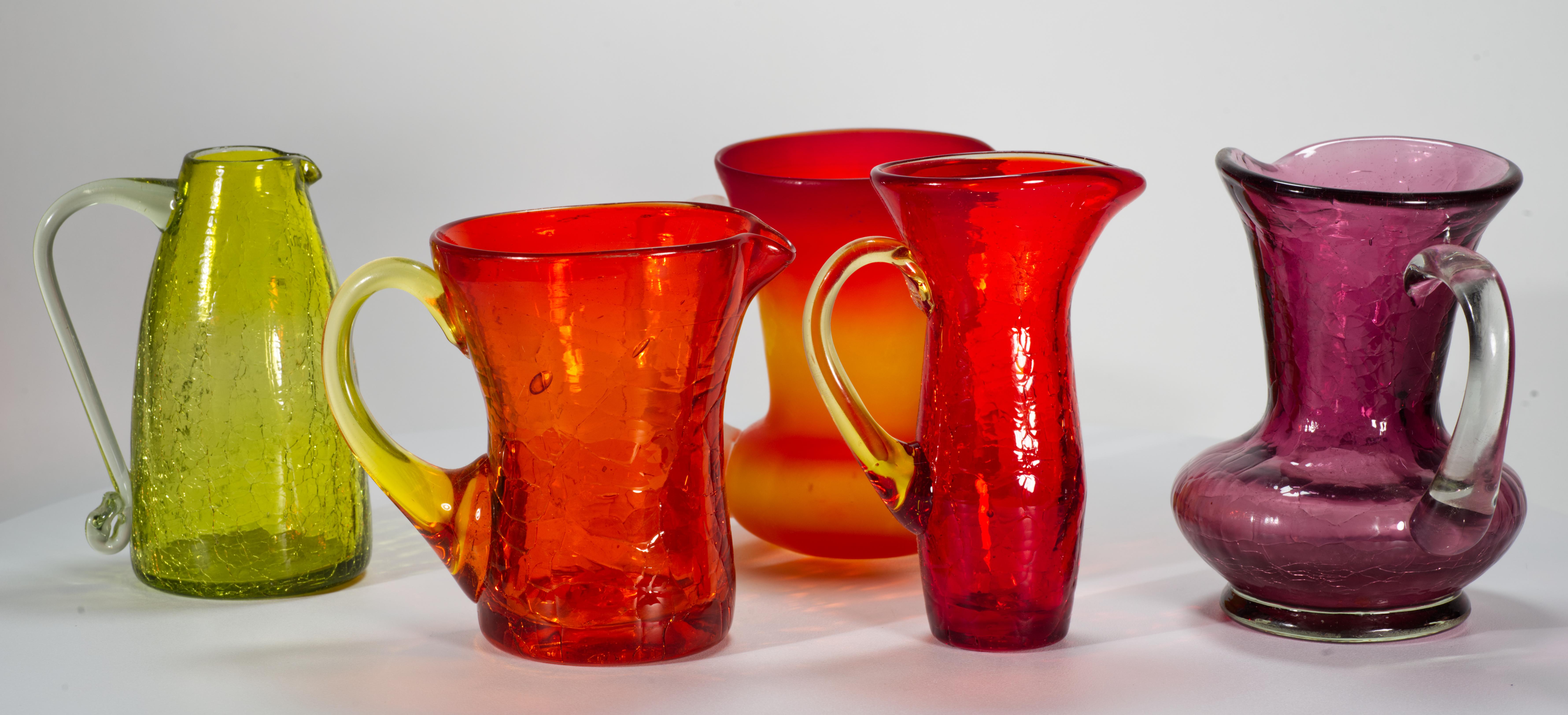  Il set di 5 mini brocche o vasi vintage è composto da 3 brocche rosse (una in vetro ambrato opaco e due in rosso crepato), una brocca in vetro ametista crepato e una in vetro verde caldo crepato. L'aggiunta di pezzi verdi e ametista al set aggiunge